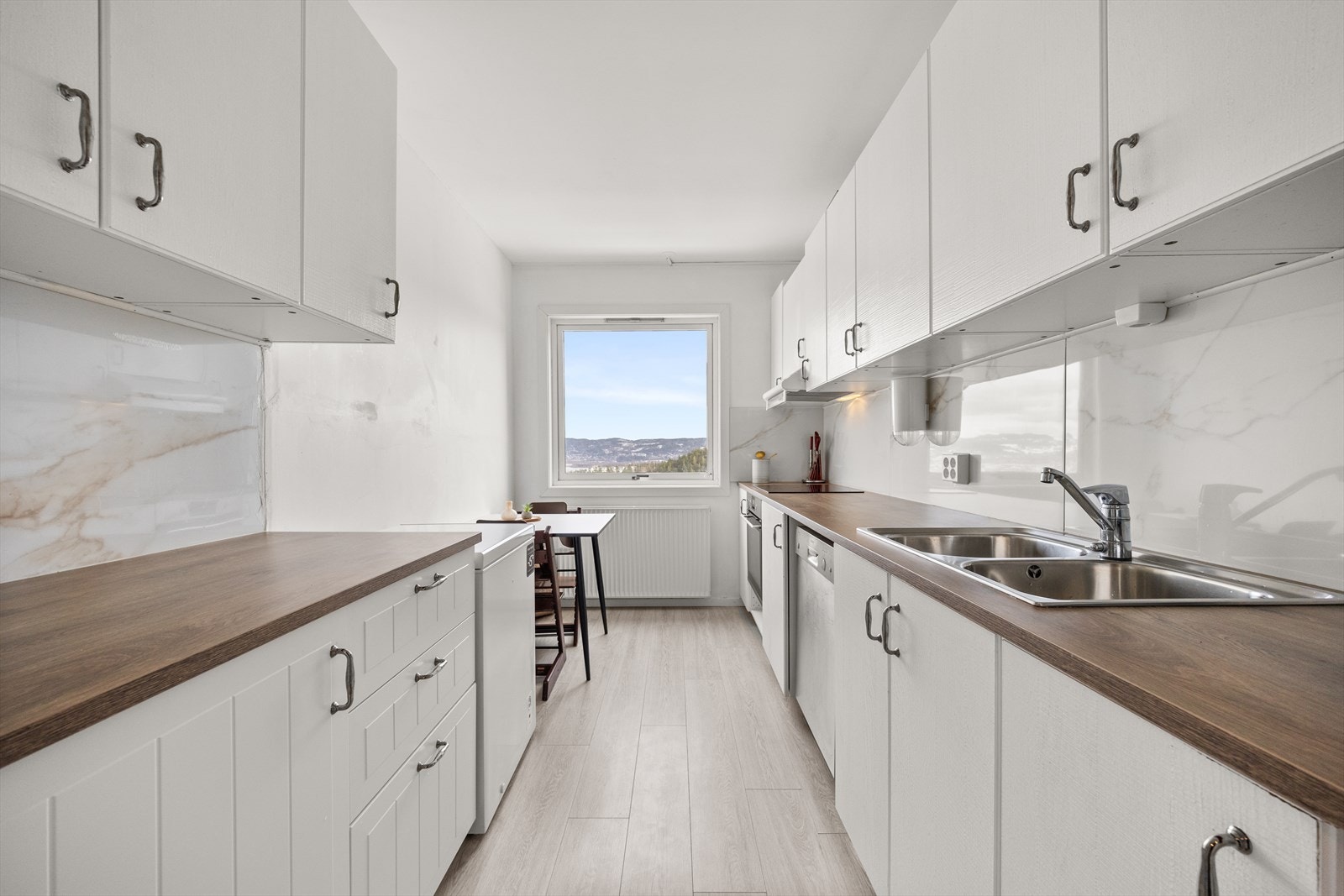 Pent kjøkken med glatte fronter Galleribilde