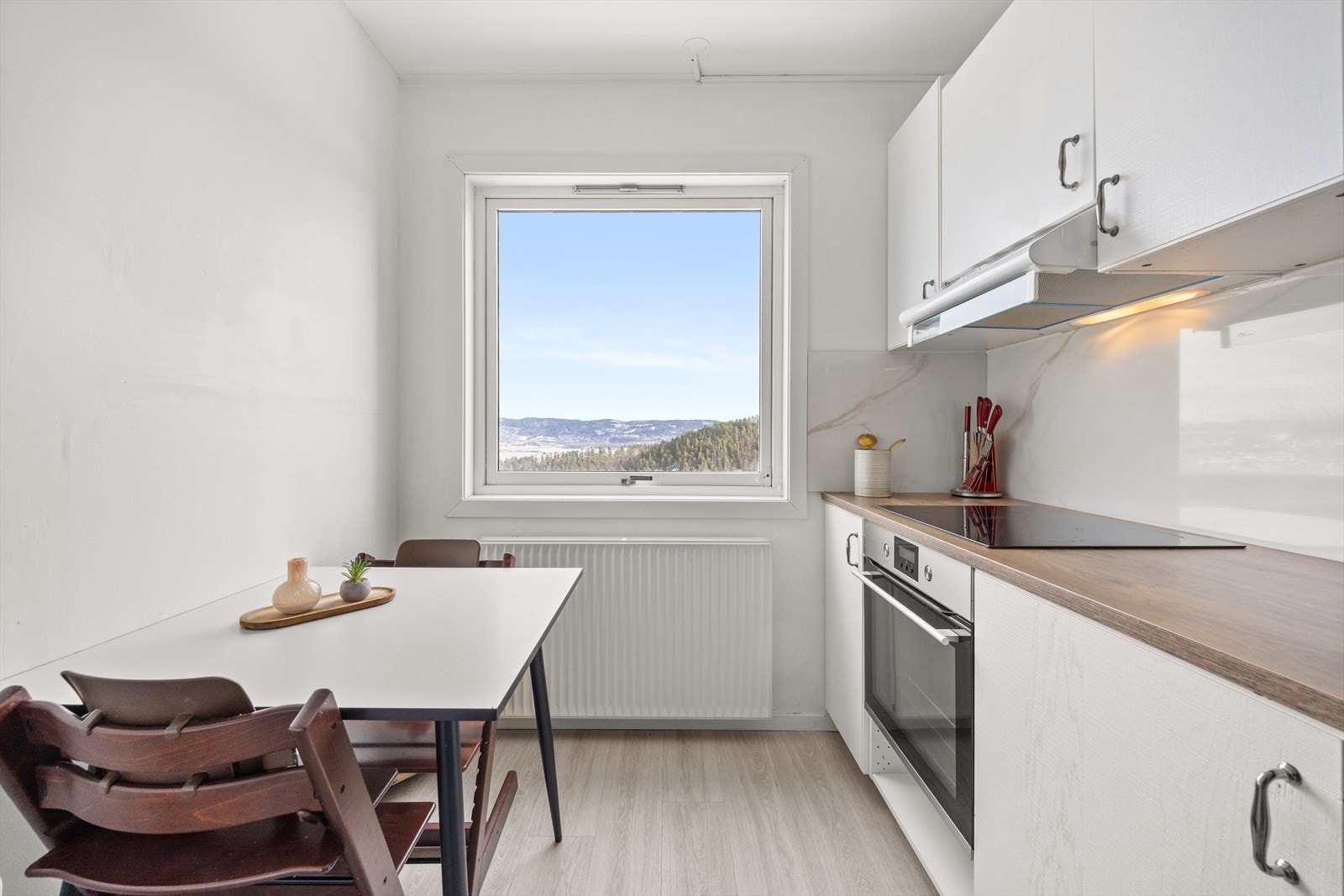 Flott utsikt fra kjøkkenvindu Galleribilde