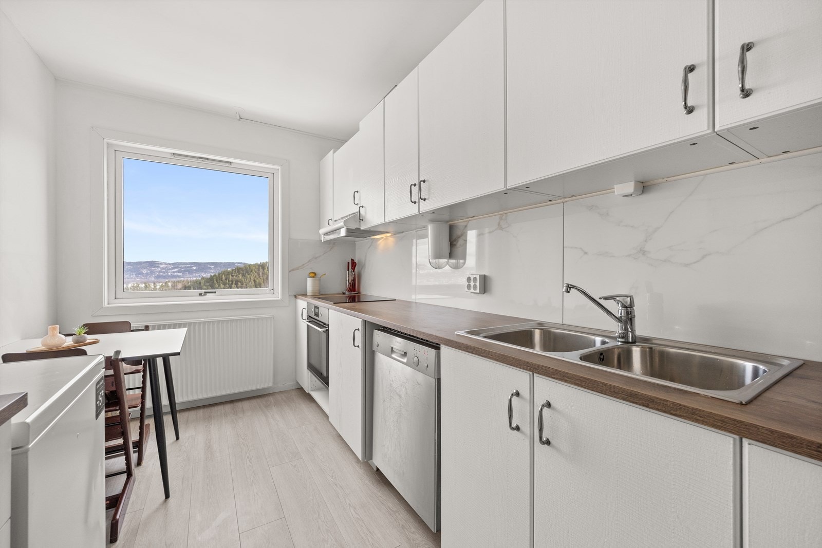 Det er plass for hyggelig frokostbord på kjøkkenet Galleribilde