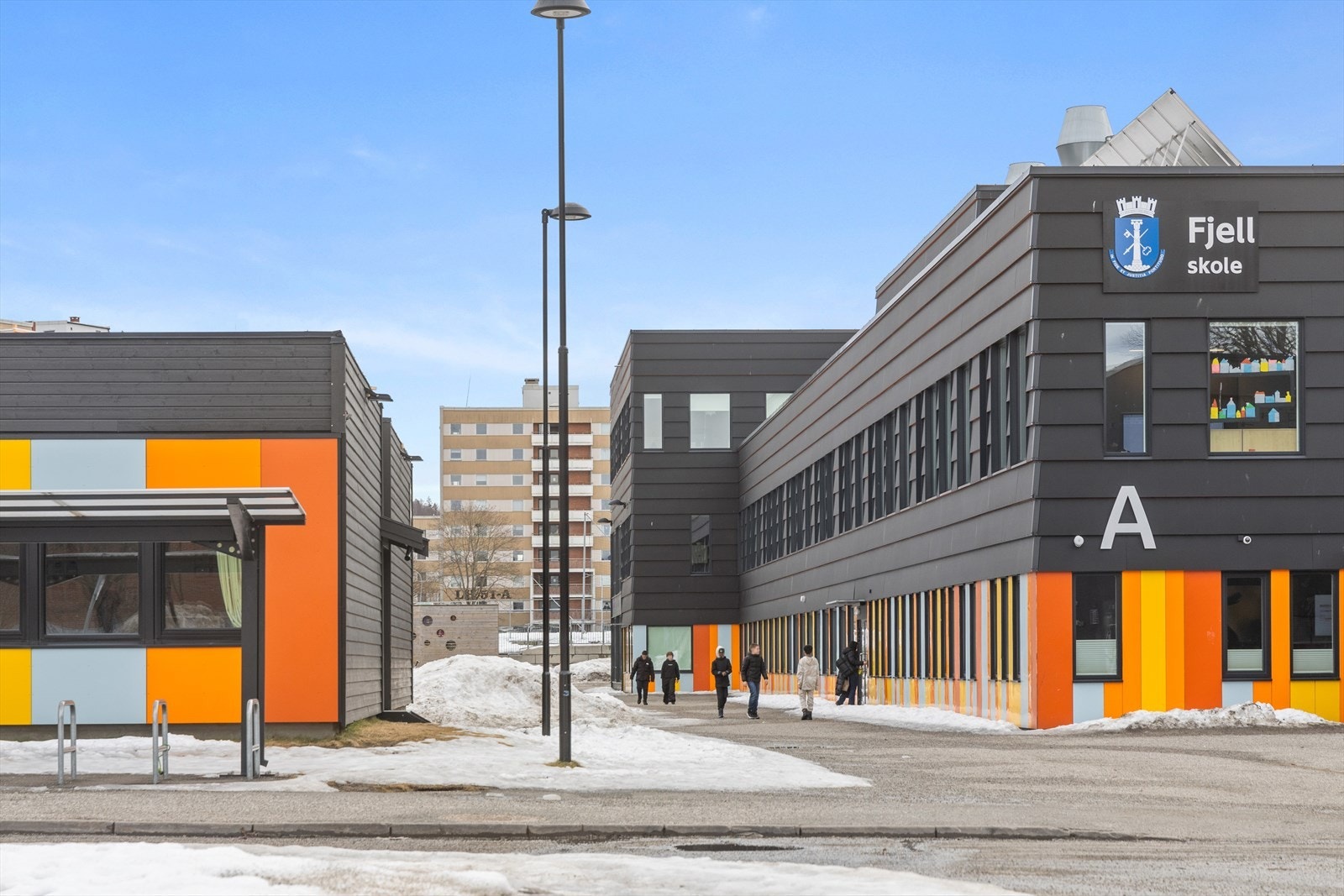 Fra leiligheten er det umiddelbar nærhet til Fjell barneskole, nyoppført i 2020. Barneskolen er flerkulturell og moderne, oppført med matchende hall for innendørsaktivitet samt uteområde for utendørsaktivitet Galleribilde