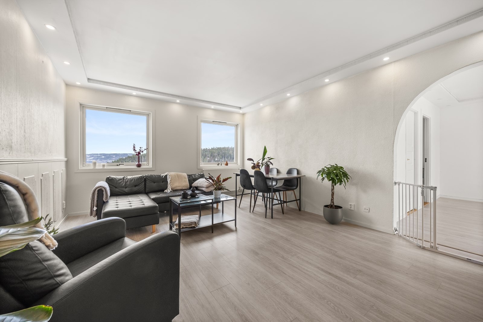 Leiligheten har to romslige stuer Galleribilde