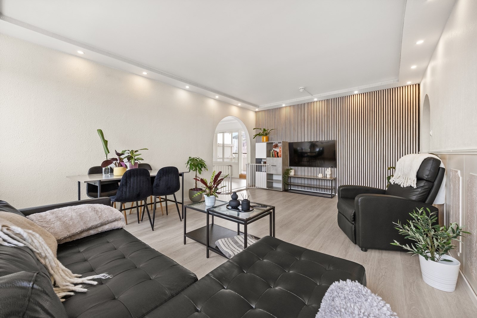 Leiligheten har innfelte downlights i tak og moderne spilevegg Galleribilde