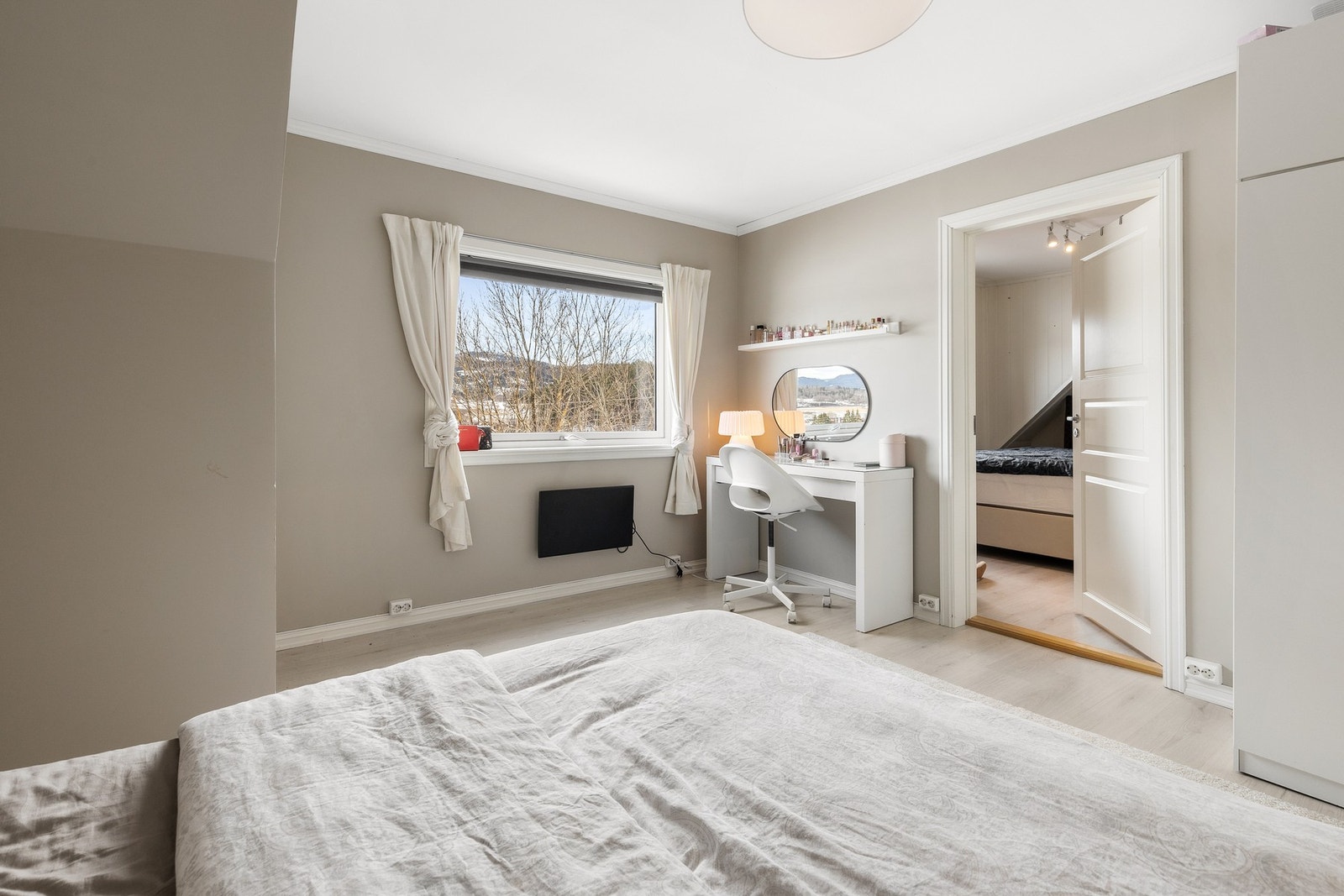 Det er plass til både garderobe, skrivepult eller det en måtte ønske Galleribilde