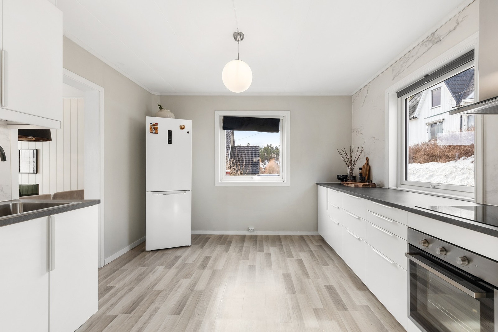 Det er valgt lekre detaljer som marmor imiterte fliser og stilrene detaljer. Galleribilde