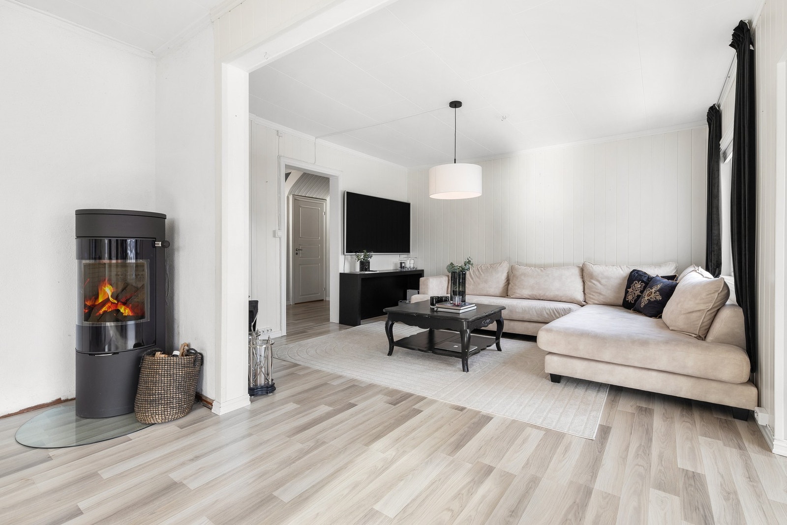 Det ble gjennomført rehabilitering av pipe i 2021. Gulv i stue og kjøkken er nytt i 2025. Galleribilde