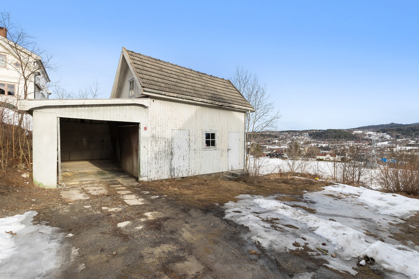 Uthus med garasje og lagringsmuligheter Galleribilde