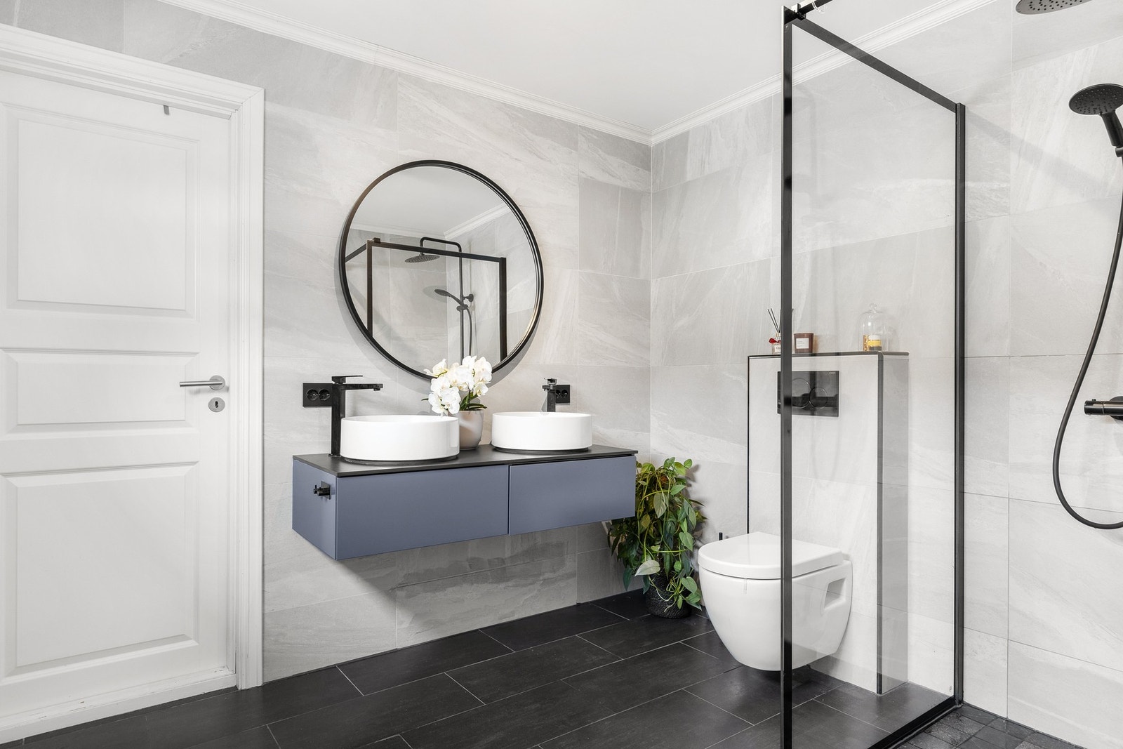 Påkostet bad fra 2021 med gulvvarme og sorte detaljer Galleribilde