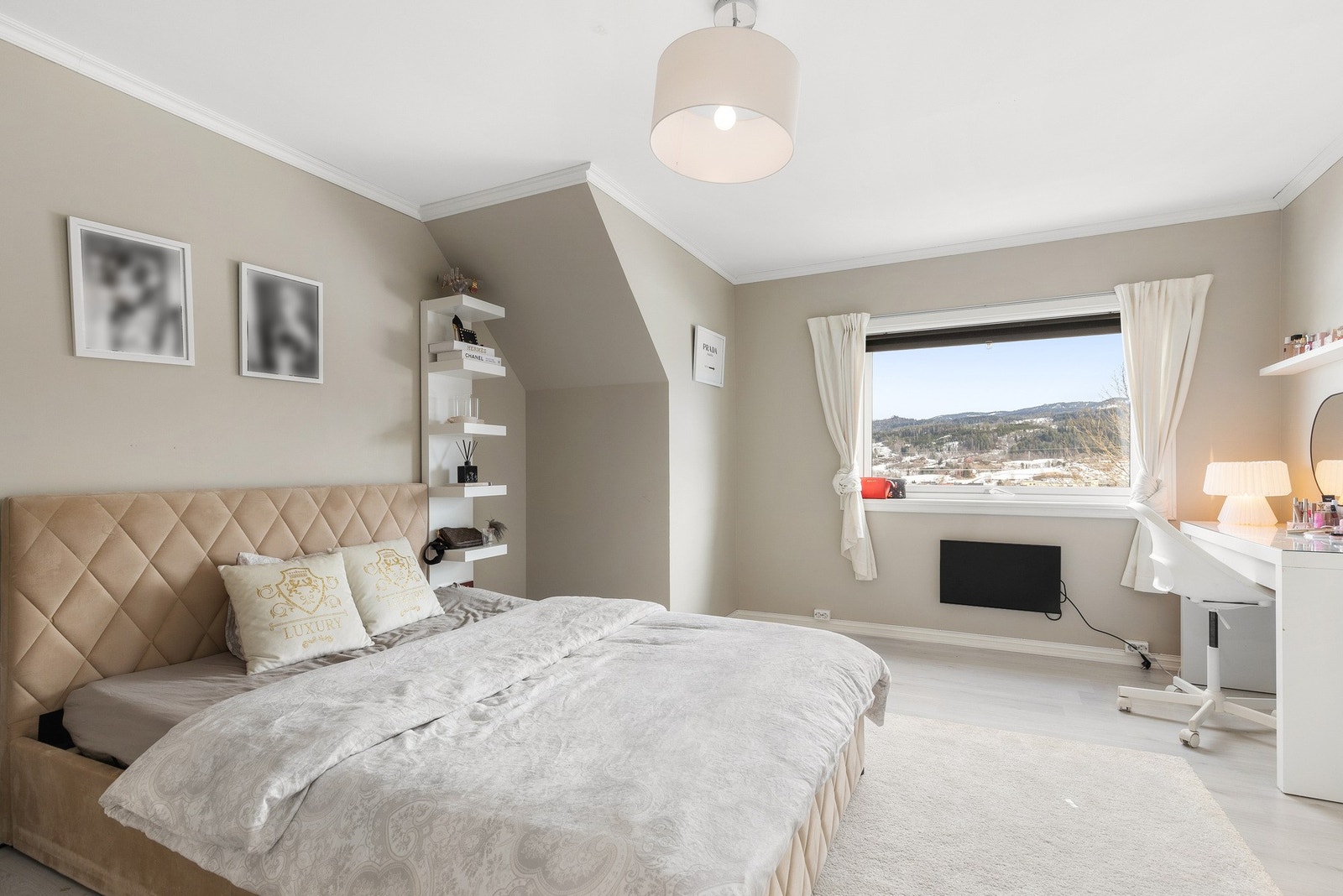 Hovedsoverom malt i behagelige farger og flott utsikt Galleribilde