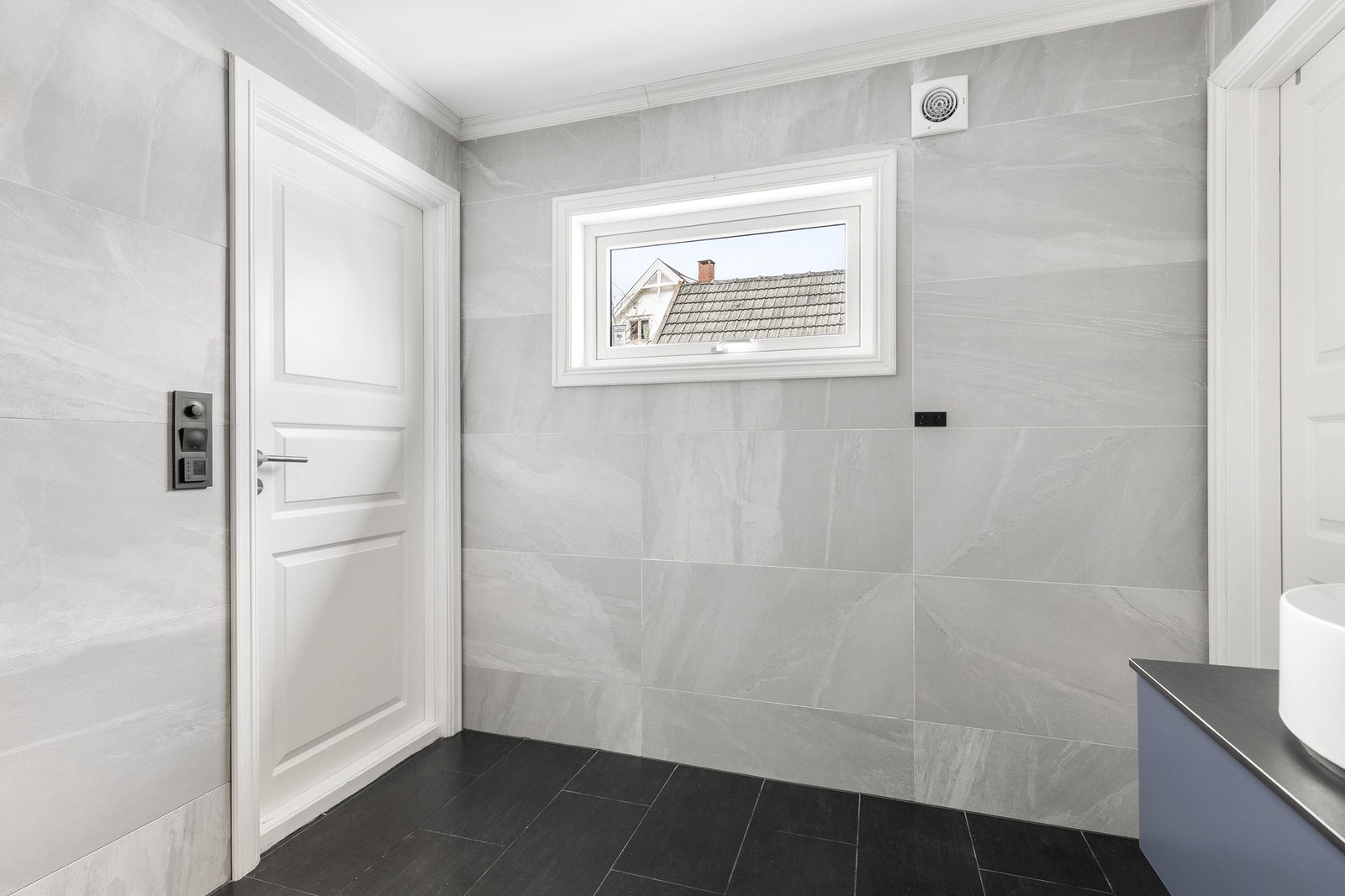 Badet er direkte tilknyttet et oppgradert vaskerom utstyrt med benkeskap, opplegg for vaskemaskin og lagringsplass Galleribilde