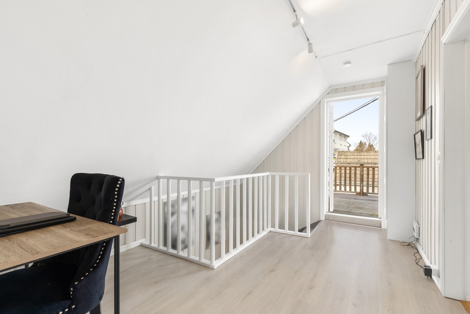 Gang i 2. etasje med direkte utgang til en romslig balkong Galleribilde