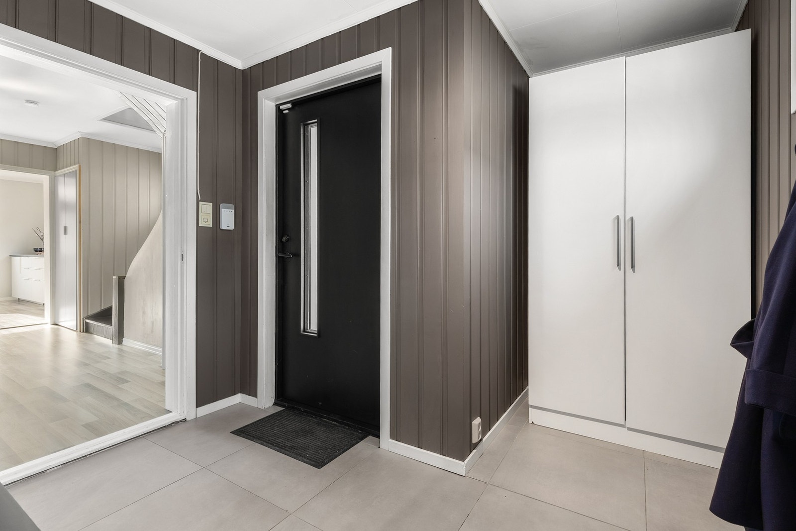 Entré med gulvvarme og lagringsmuligheter Galleribilde