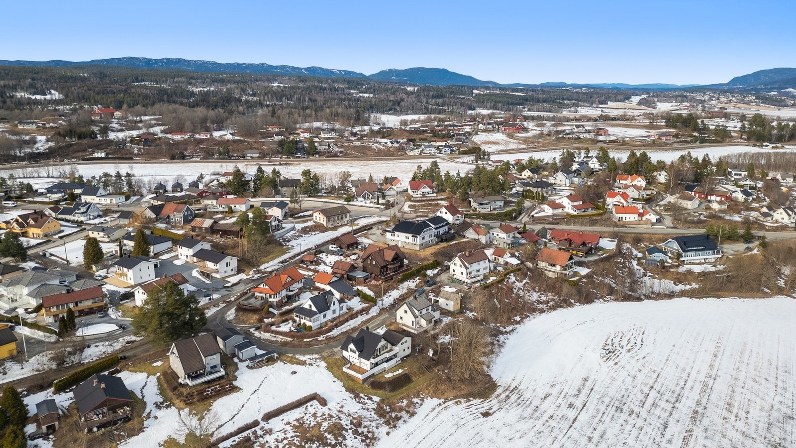 Boligen har en attraktivt beliggenhet med kort vei til Vestfossen sentrum Galleribilde