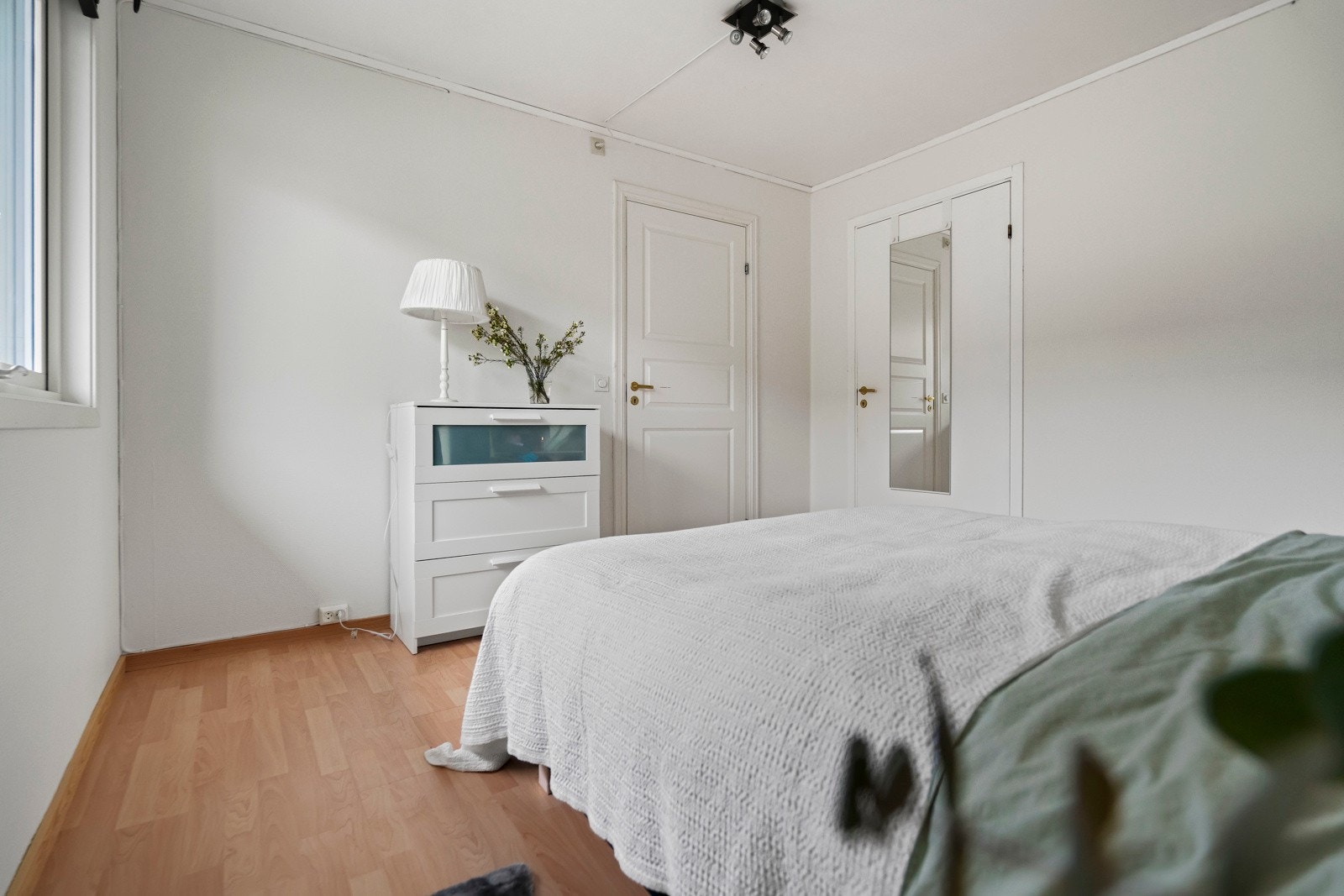 Adkomst til praktisk walk-in garderoberom for ryddig klesoppbevaring. Videre er det én innvendig bod i leiligheten for ytterligere oppbevaringsplass. Galleribilde
