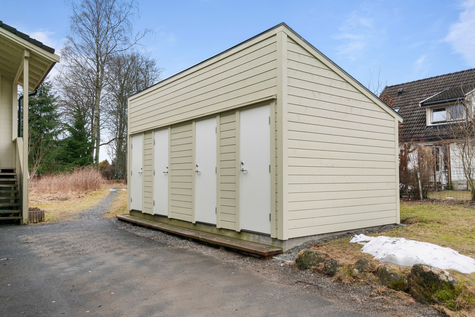 Det medfølger en nyere isolert bod i felles bodrekke på 3,7 kvm. Det følger også én parkeringsplass på baksiden av bygget, i tillegg til felles gjesteparkering. Galleribilde