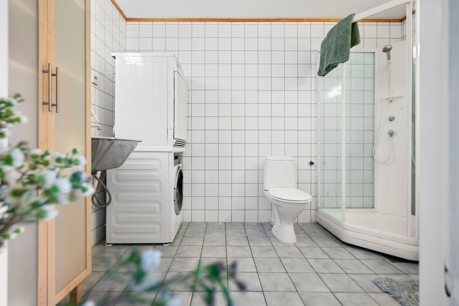 Badet er i henhold til tilstandsrapport trolig ca. 20 år gammelt, og er utført med fliser på vegger og på gulv med elektriske varmekabler. Galleribilde
