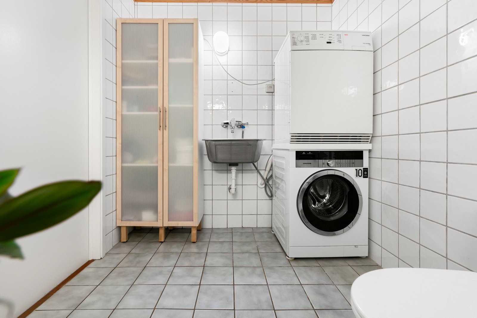 Det er opplegg for vaskemaskin, og mekanisk avtrekk på baderommet. Galleribilde