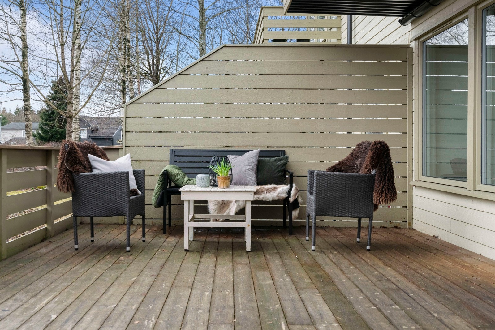 Stor terrasse med gode solforhold og direkte adkomst til felles hage og uteområde. Galleribilde