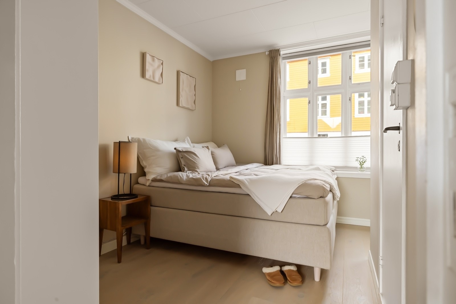 Soverommet er på 9,8 kvadratmeter og har plass til ønsket seng og annet passende møblement. Galleribilde