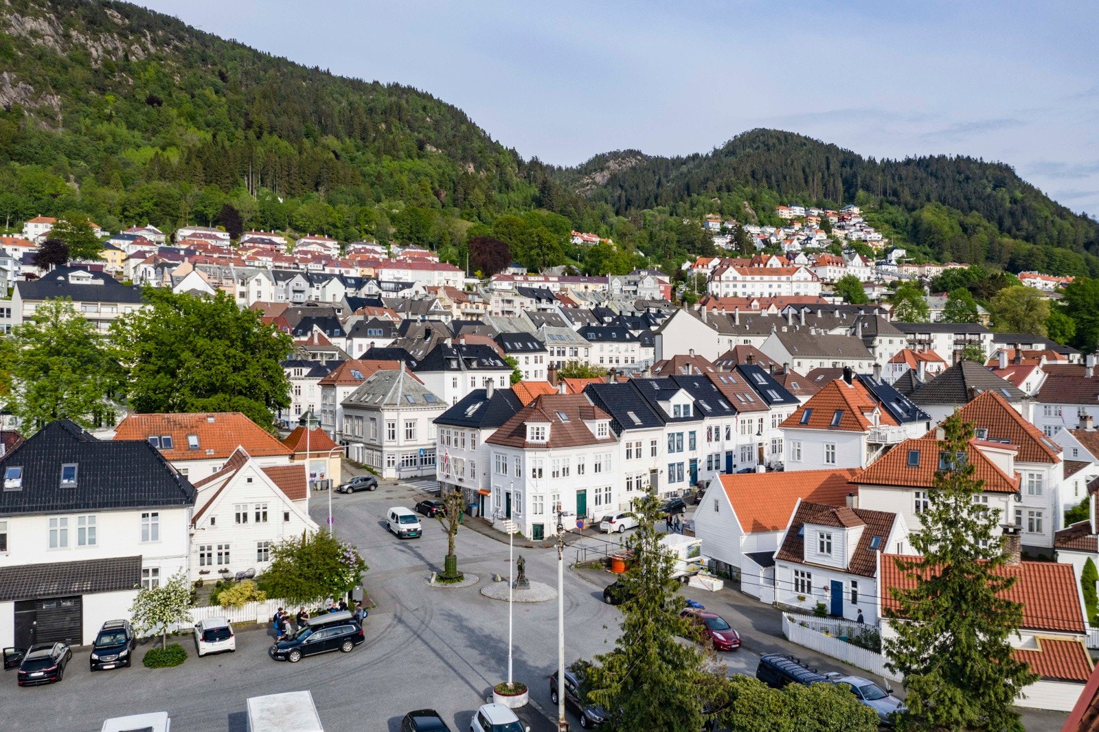 De pittoreske, brosteinsbelagte gatene, de små smauene og de karakteristiske trehusene gir området en tidløs følelse. Galleribilde