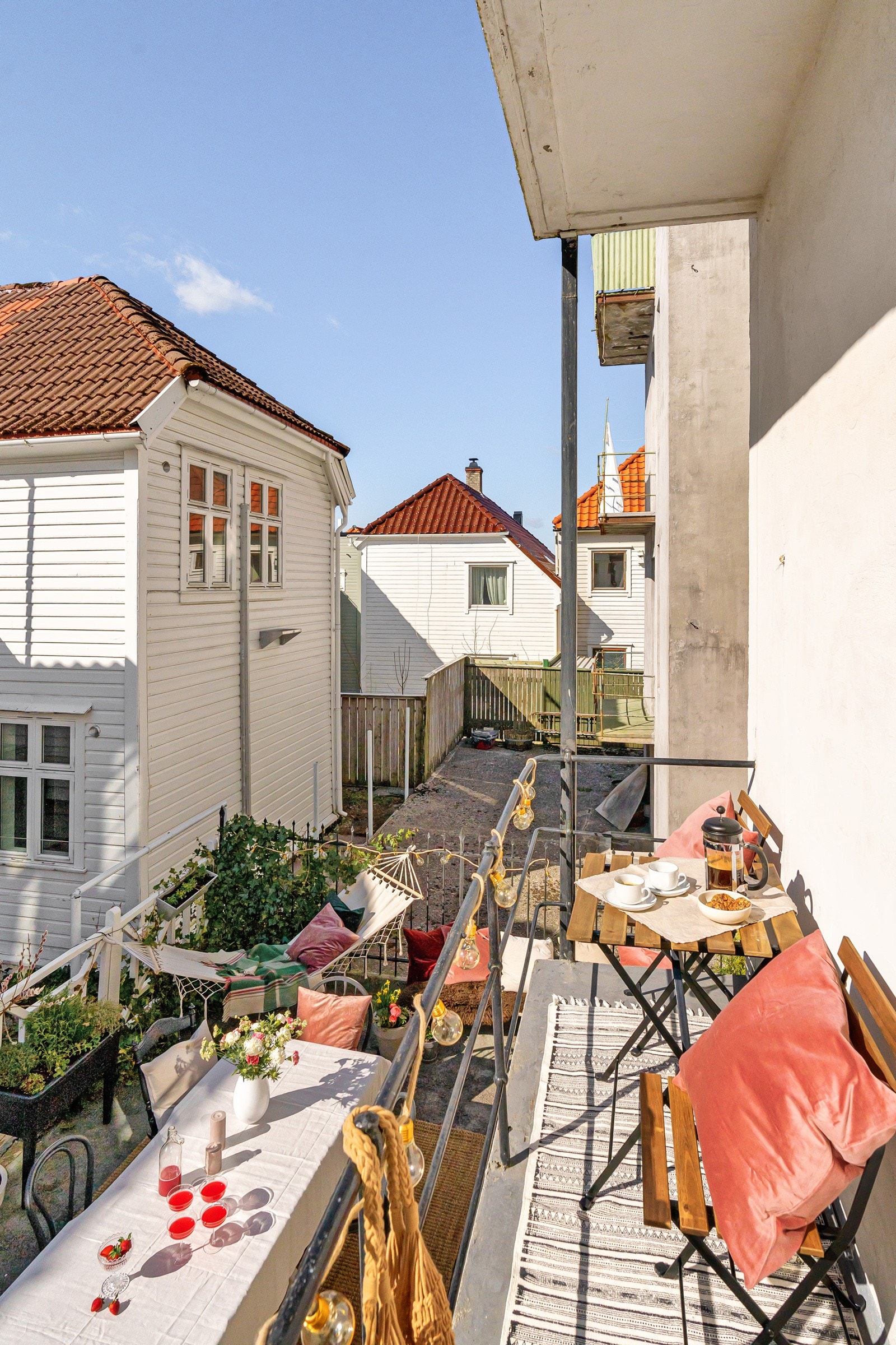 Fra den felles bakgangen har du tilgang til en solrik altan som deles med naboen i samme etasje. Galleribilde