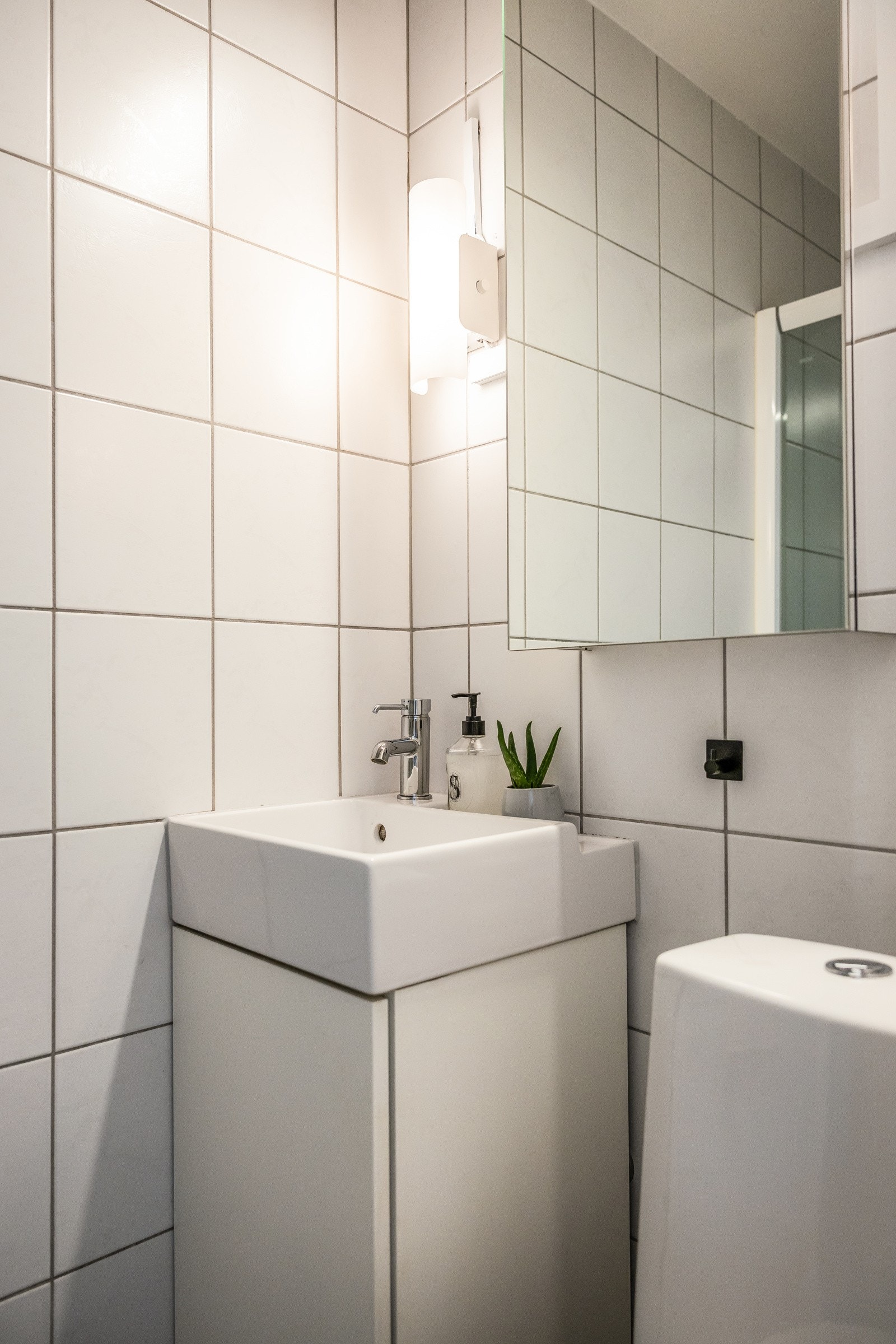 Badet er helfliset og innredet med baderomsmøbel med heldekkende servant og speilskap. Galleribilde