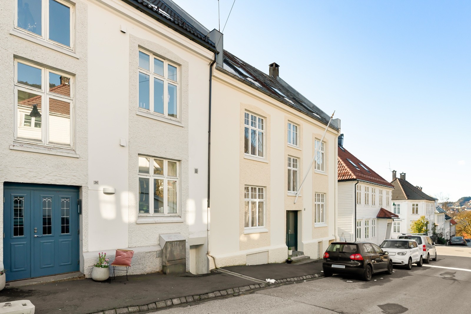 Leiligheten ligger i en høy første etasje, med flotte lysforhold. Galleribilde
