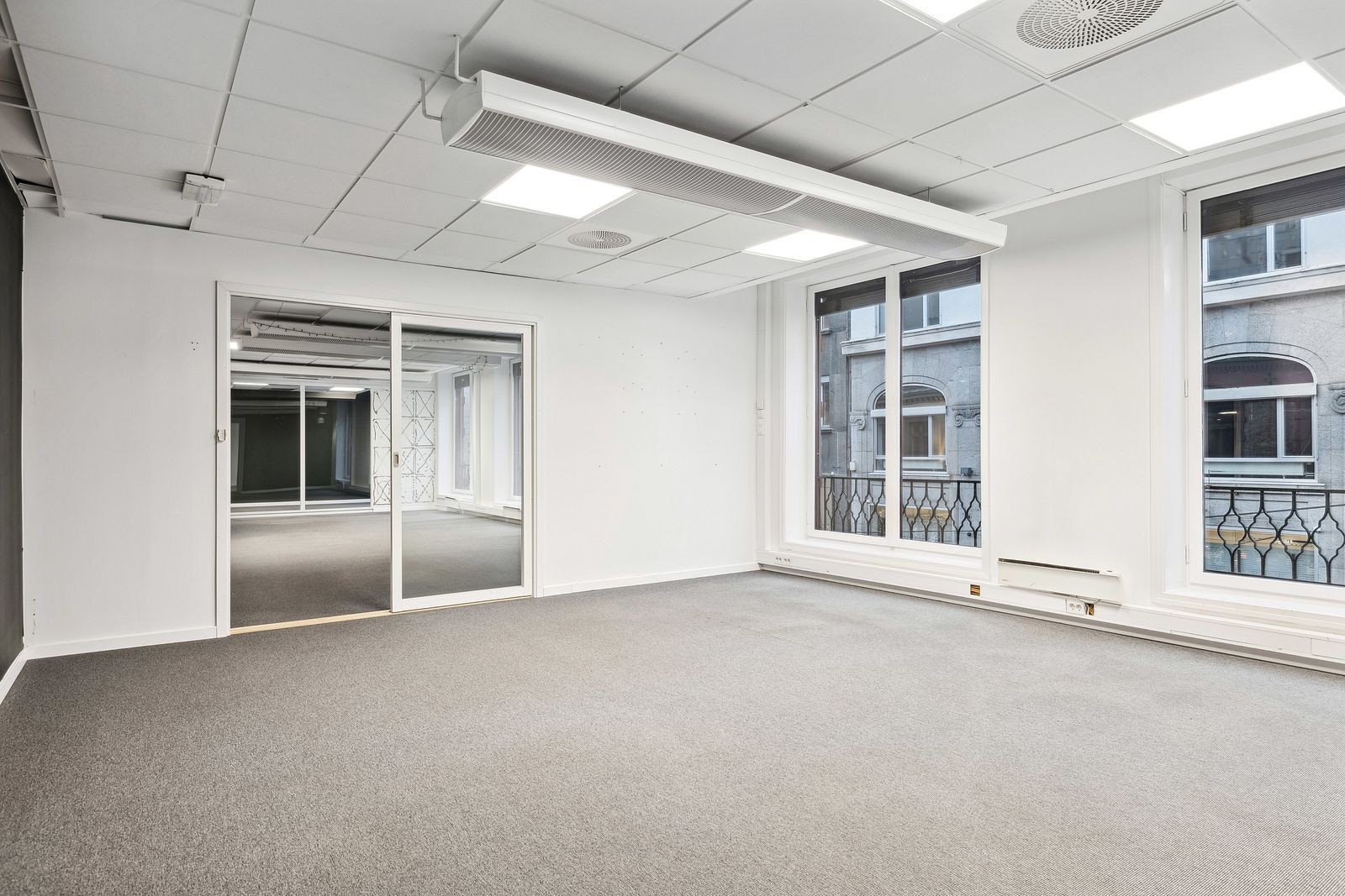 Lokalet har store vinduer og mye dagslys Galleribilde