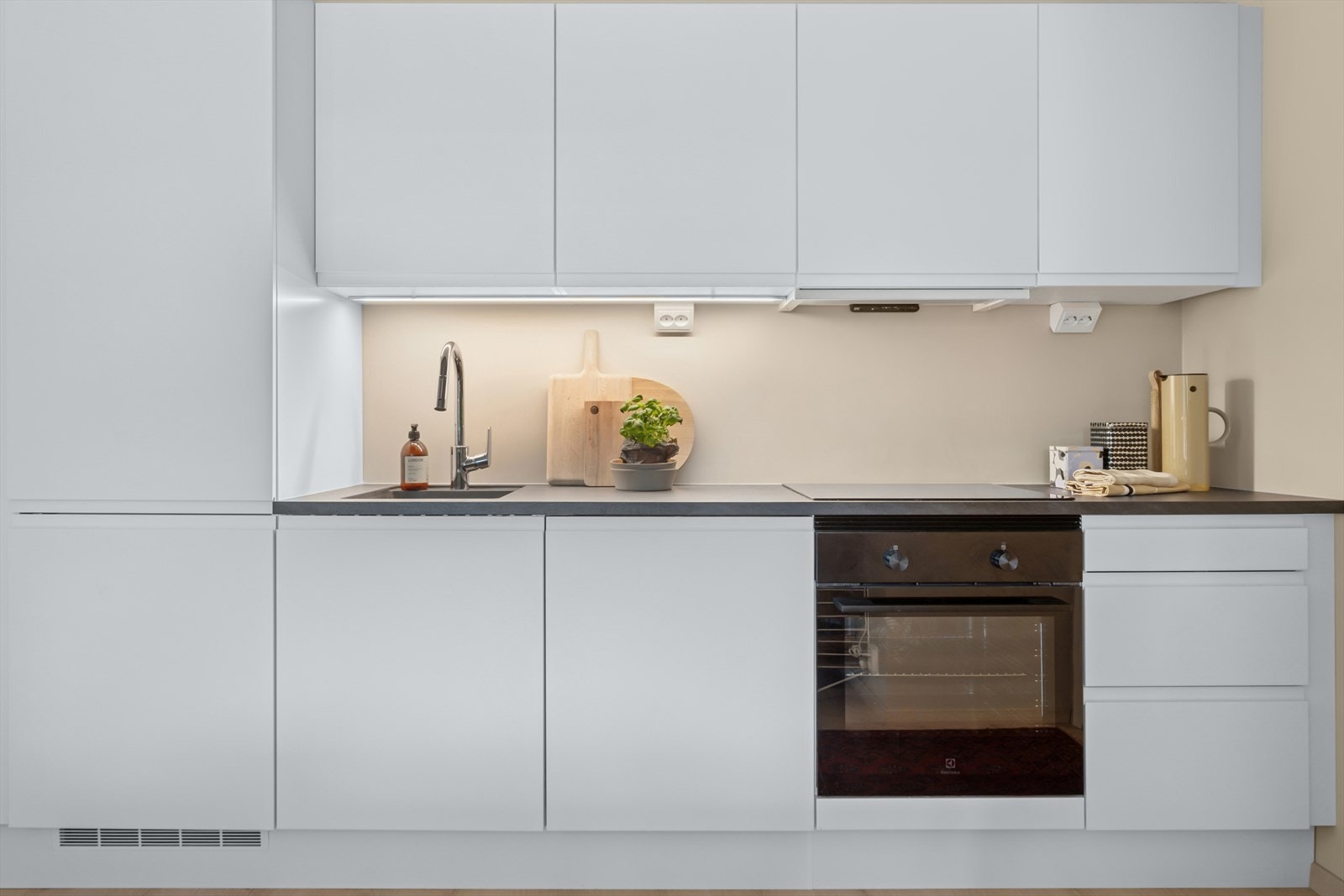 Kjøkkenet har integrert kombiskap, oppvaskmaskin, platetopp, stekeovn og ventilator. Galleribilde