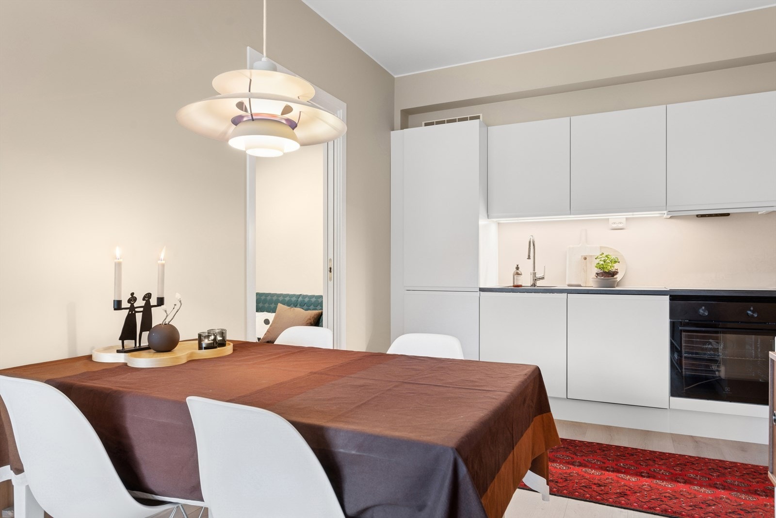 Kjøkkenet har laminat benkeplate med nedsenket oppvaskkum og platetopp. Mekanisk avtrekk over stekesonen. Galleribilde