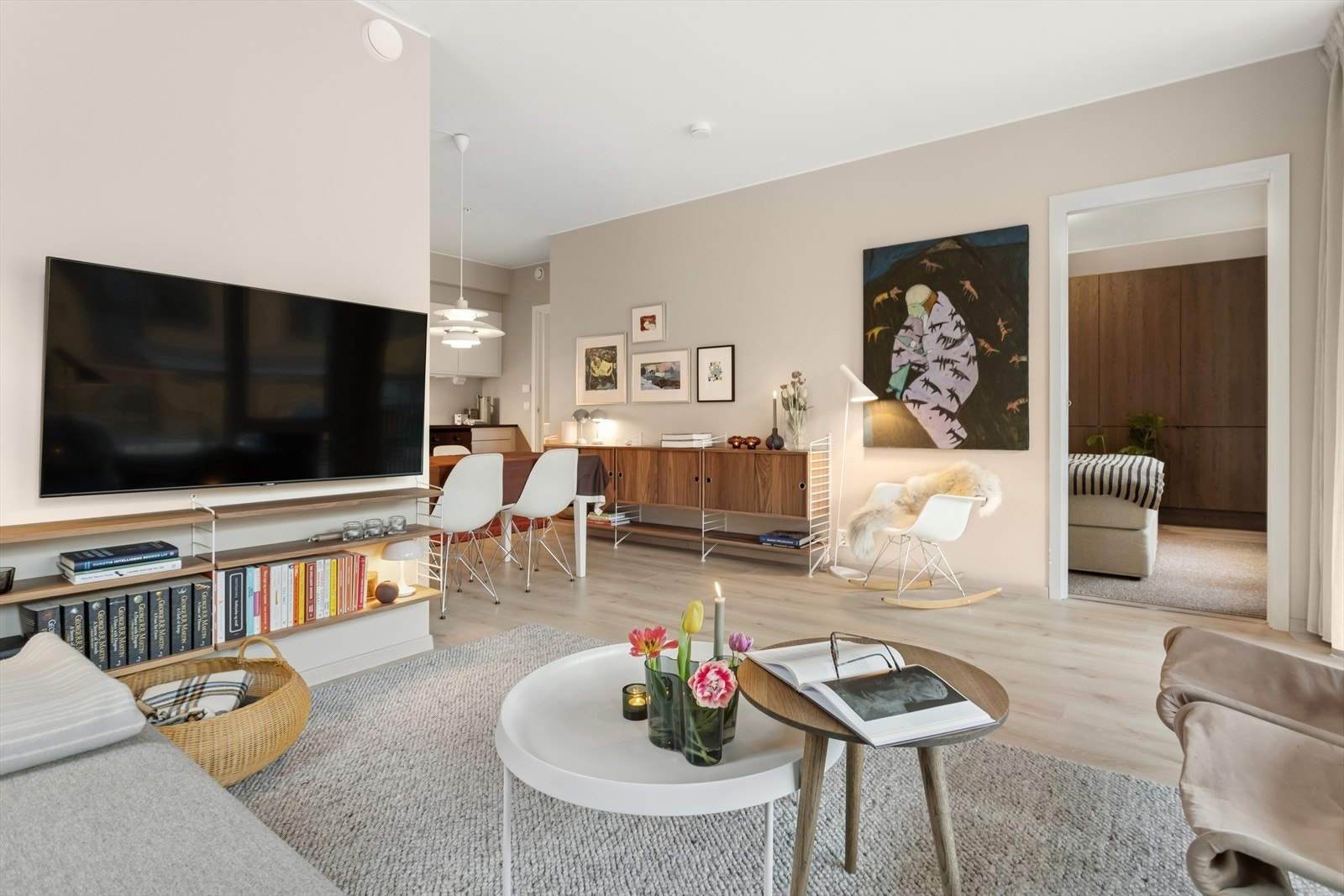 Stuens gode utforming og de tidløse fargevalgene på vegger legger et godt grunnlag for å innrede rommet etter eget ønske. Galleribilde