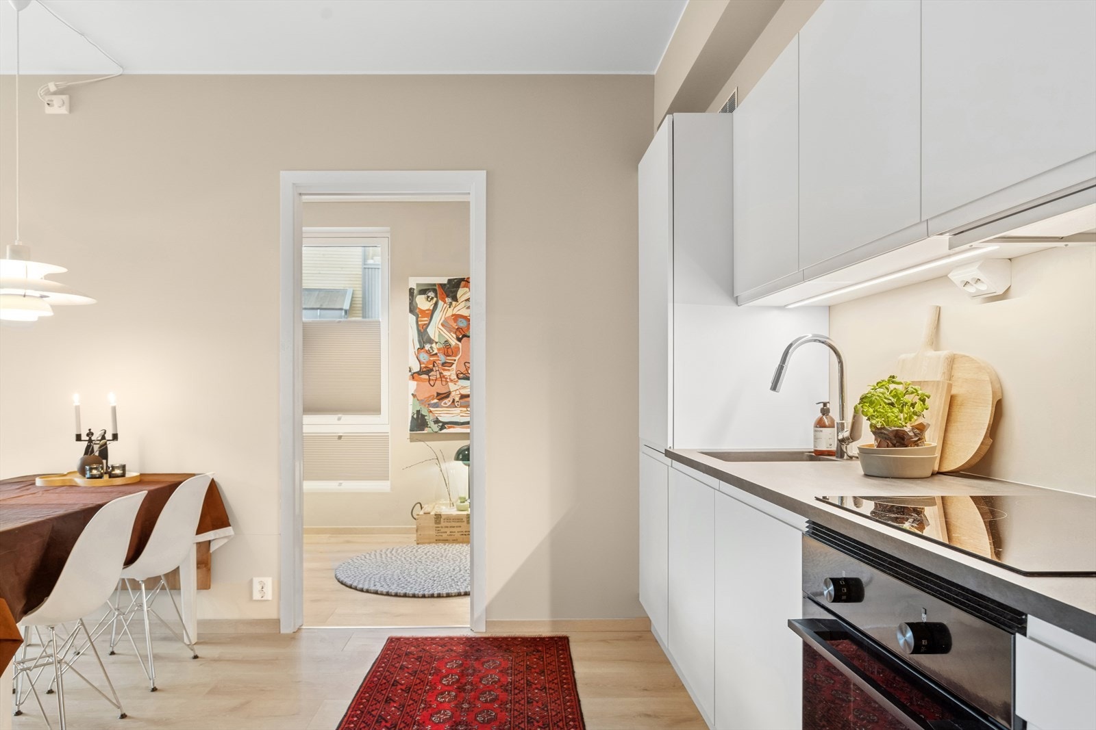 Kjøkkenet har rikelig med skap- og benkeplass. Galleribilde