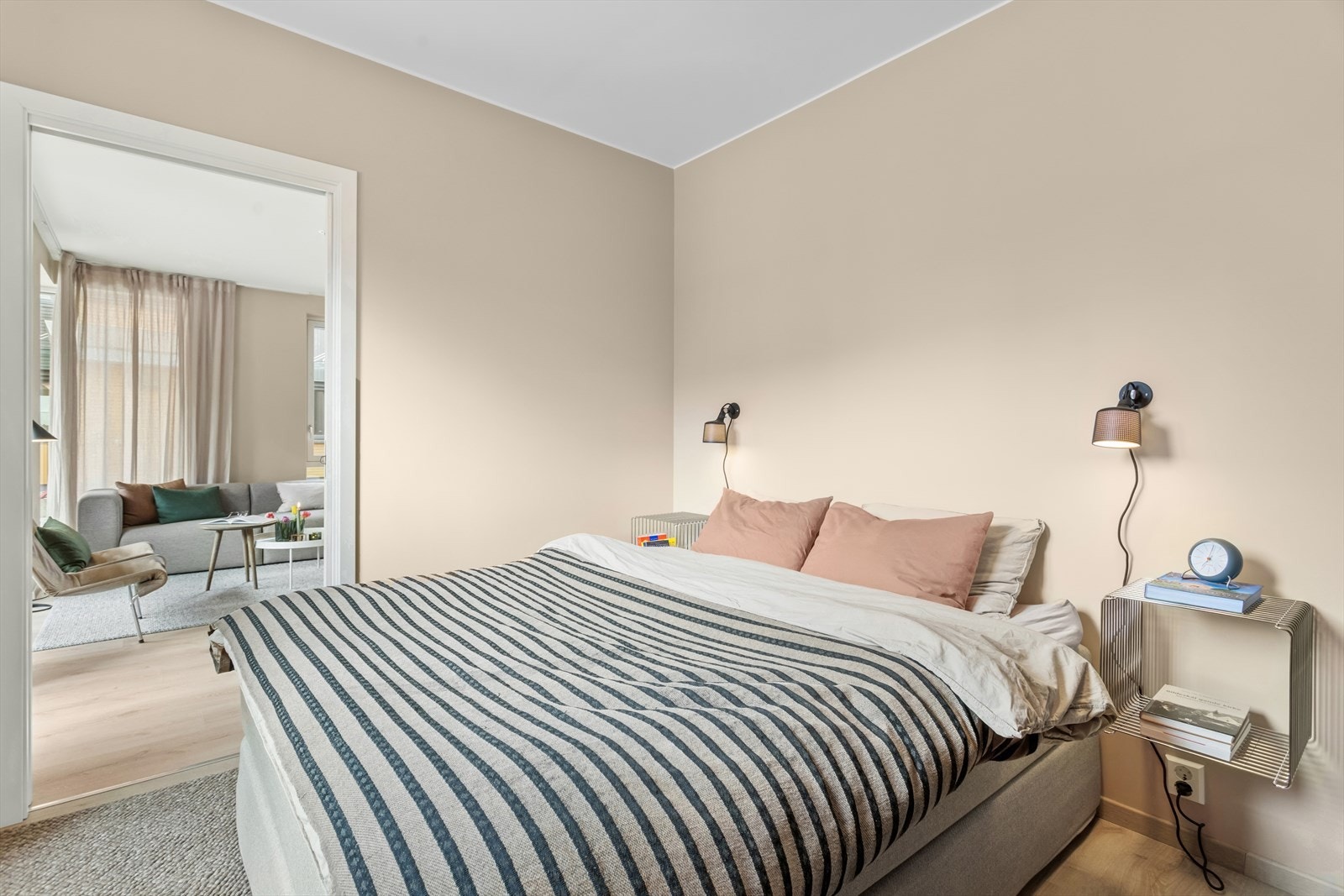 Soverommet er oppmalt i en lun- og behagelig veggtone. Galleribilde