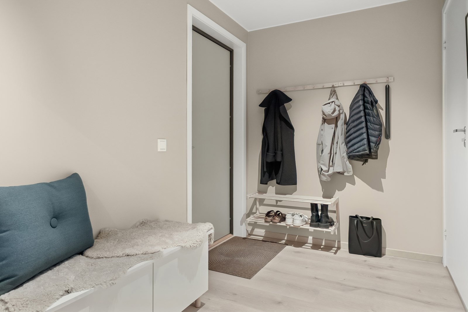 Entréen er ca 5,6 m² og har god plass til knaggrekke og skoparkering. Galleribilde