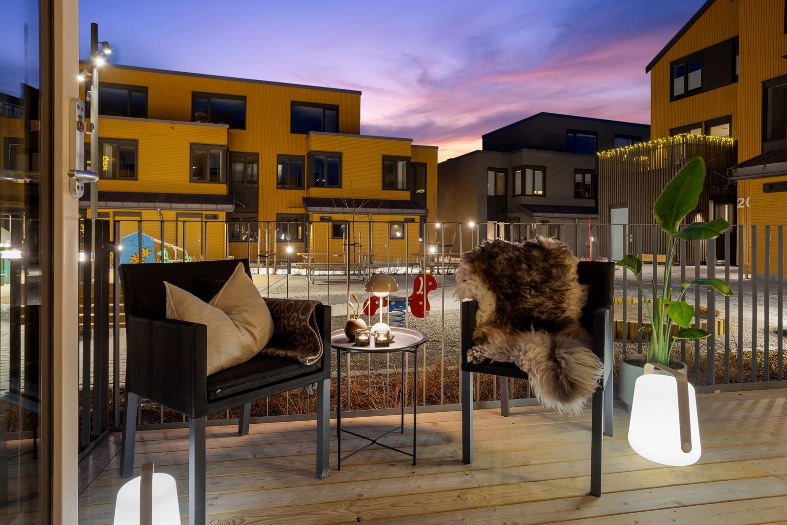 En lun aften på terrassen. Galleribilde