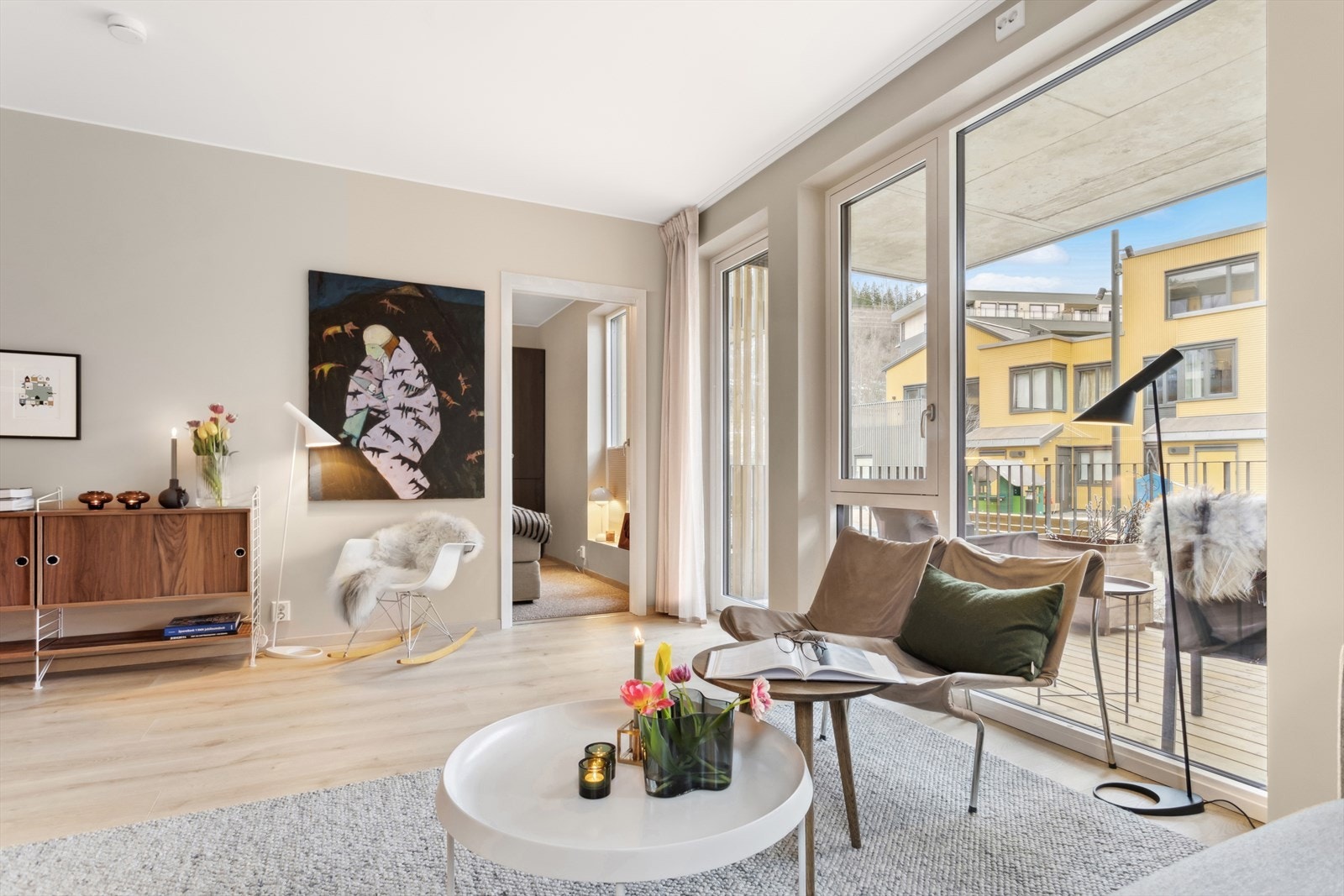 Fra stuen er det utgang til terrasse. Galleribilde