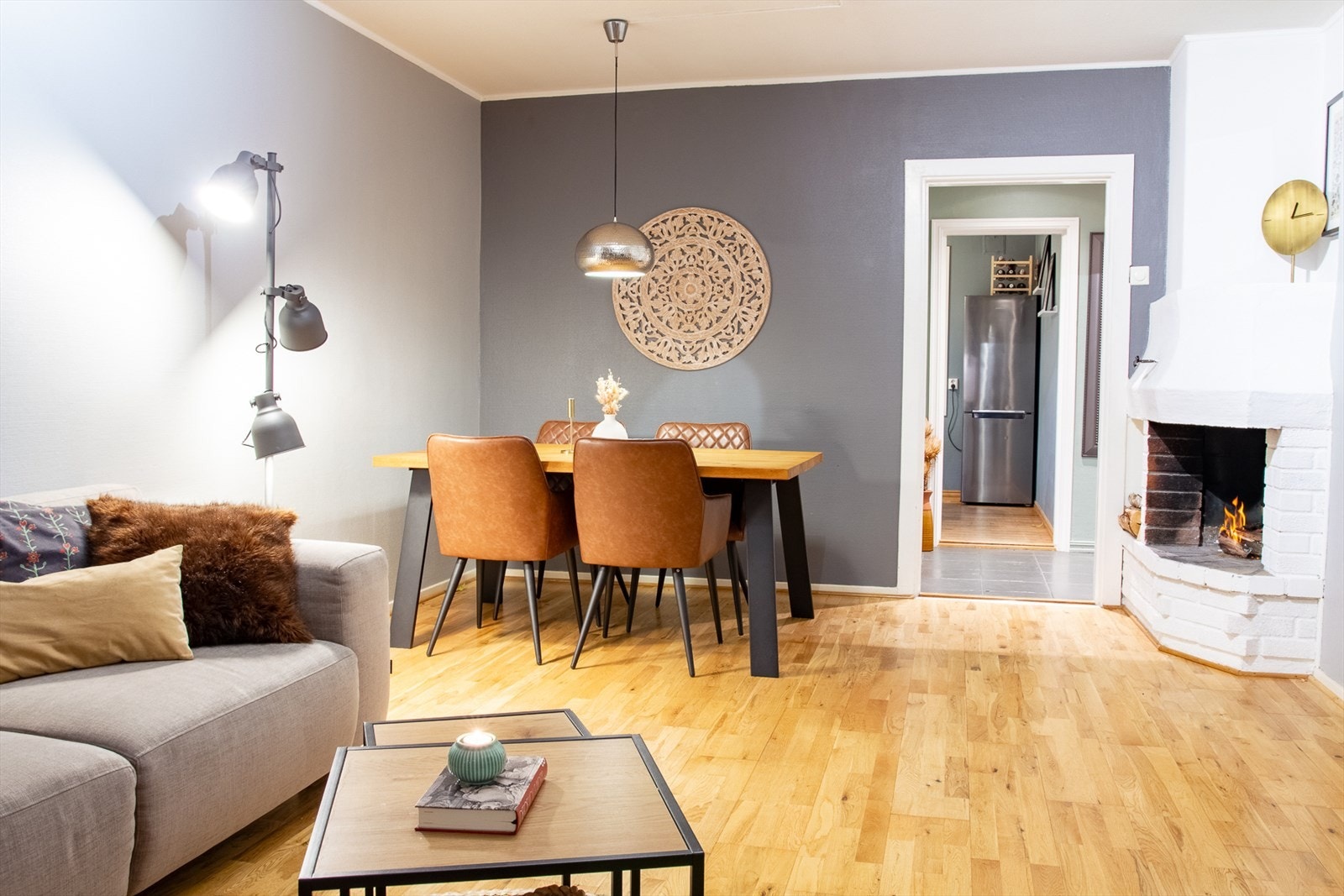 Stemningsfull peis som varmer godt i kalde høst- og vinterdager. Galleribilde