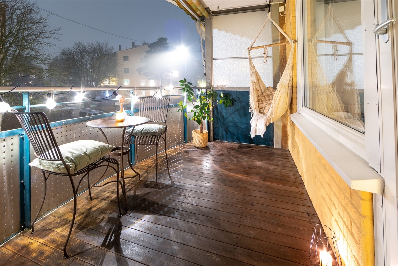 Fra stuen er det utgang til en vestvendt balkong på ca. 8m² med gode solforhold. Galleribilde