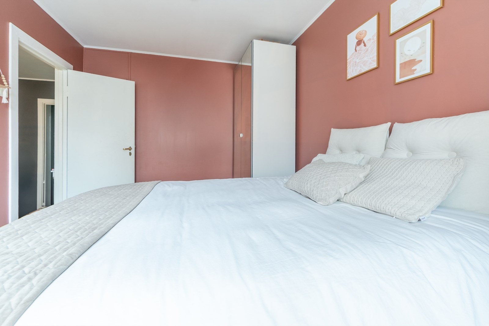 Tilgang til innfelt garderobeskap/kott for oppbevaring, samt garderobeskap. Galleribilde