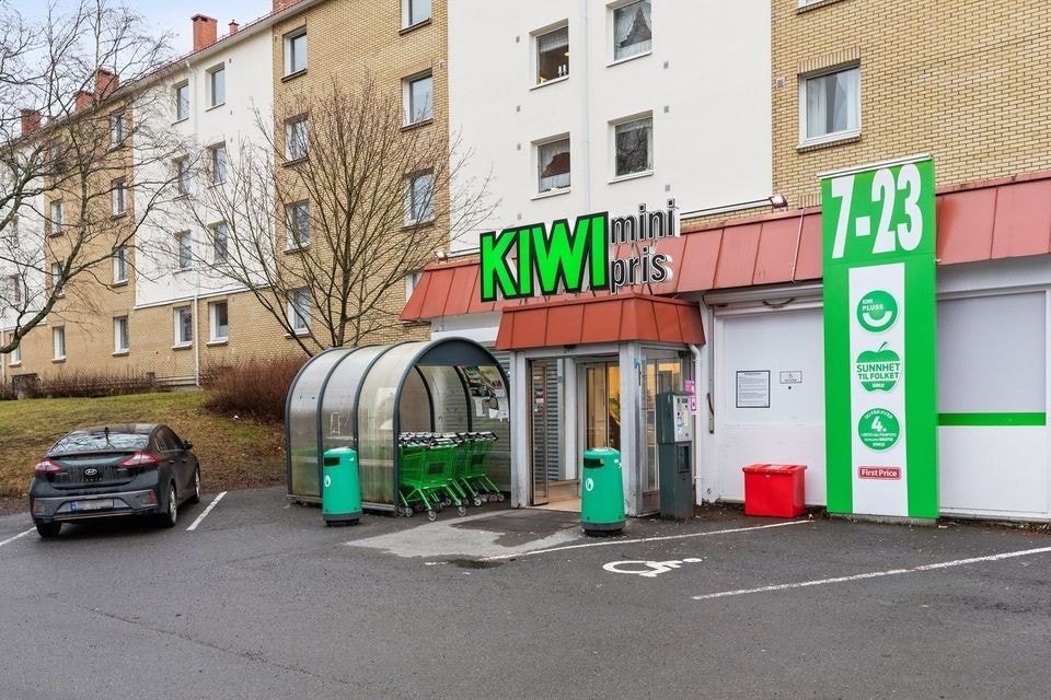 Dagligvarehandelen kan gjøres på Kiwi eller Rema1000. Kun 4 og 6 minutters gange fra boligen. Galleribilde