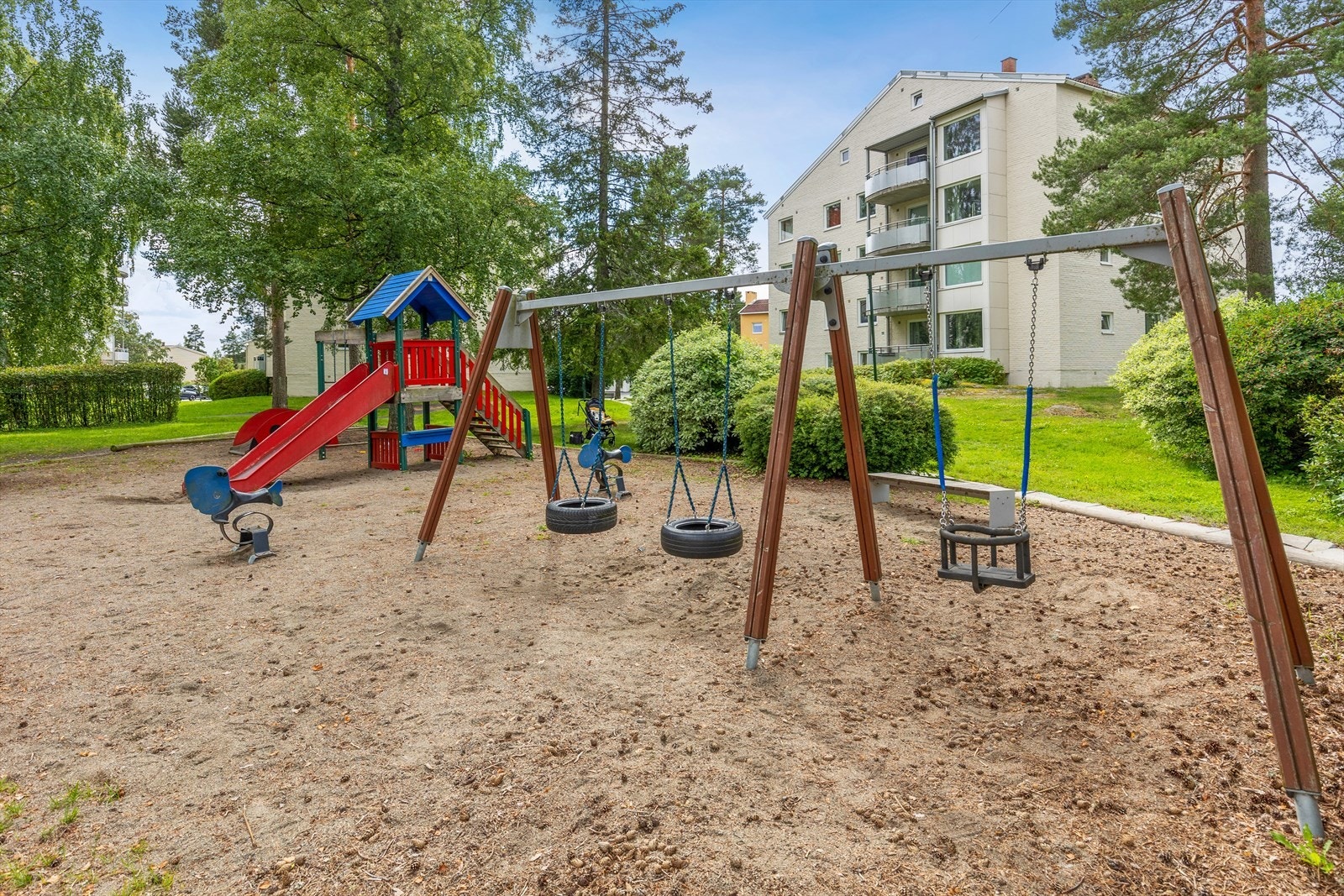 Borettslaget har fine fellesarealer opparbeidet med lekeplass, sittegrupper og grill. Galleribilde