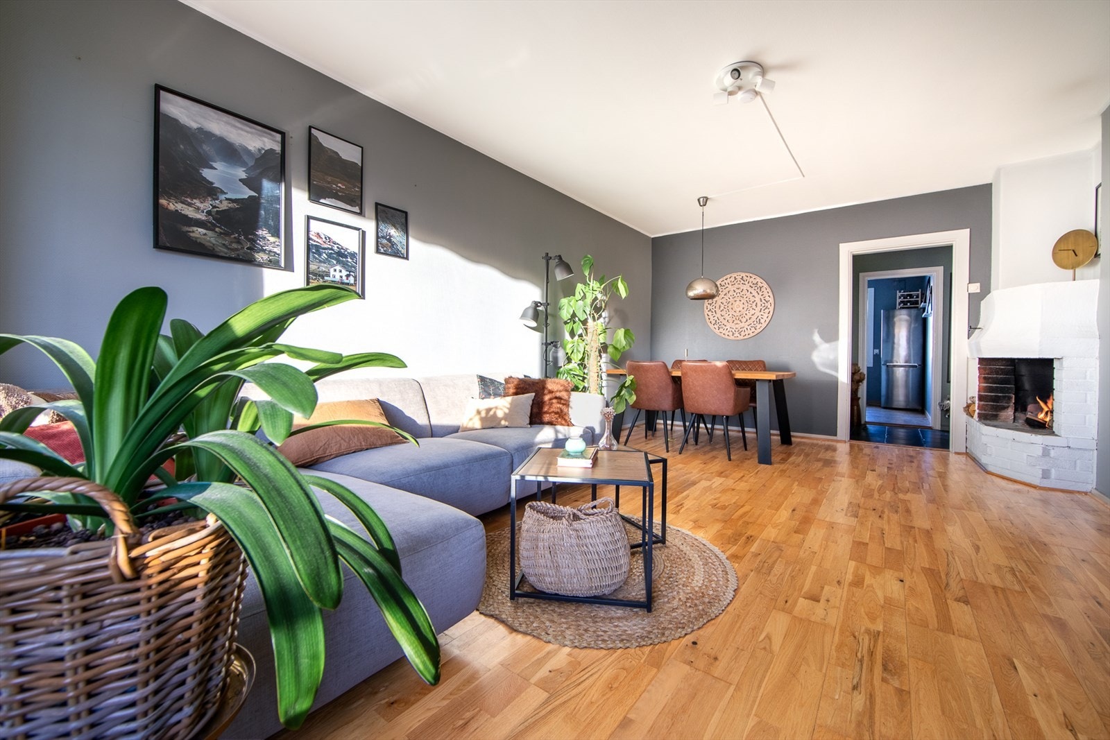 Her er det plass til spisestue og stor sofa med tilhørende tv-møblement. Galleribilde