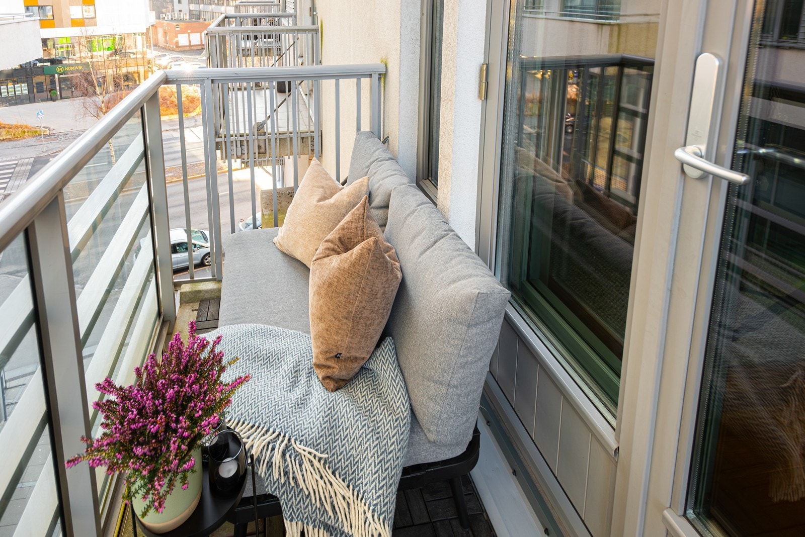 Hyggelig balkong med plass til utemøbler Galleribilde