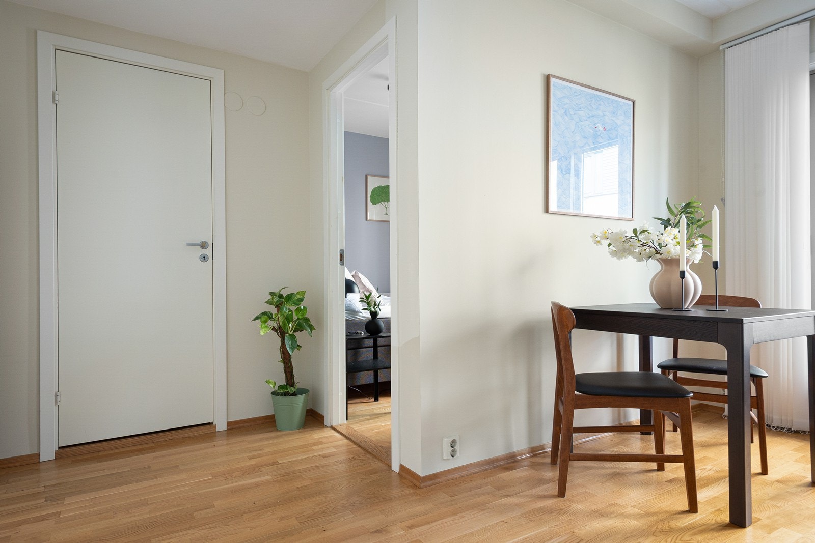 Fra stuen har man også adkomst til soverom og bad Galleribilde