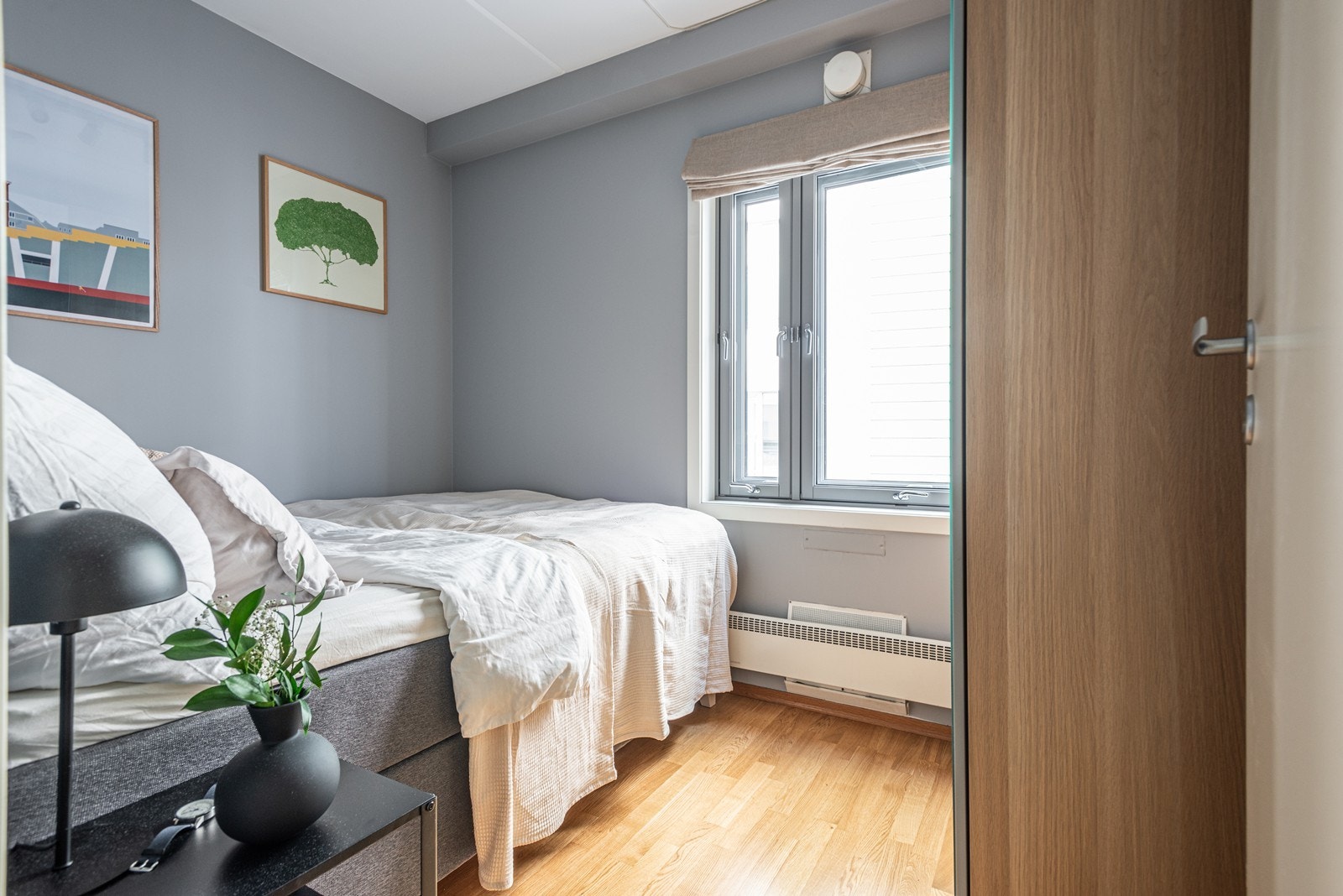 Soverommet har plass til dobbeltseng og garderobe Galleribilde