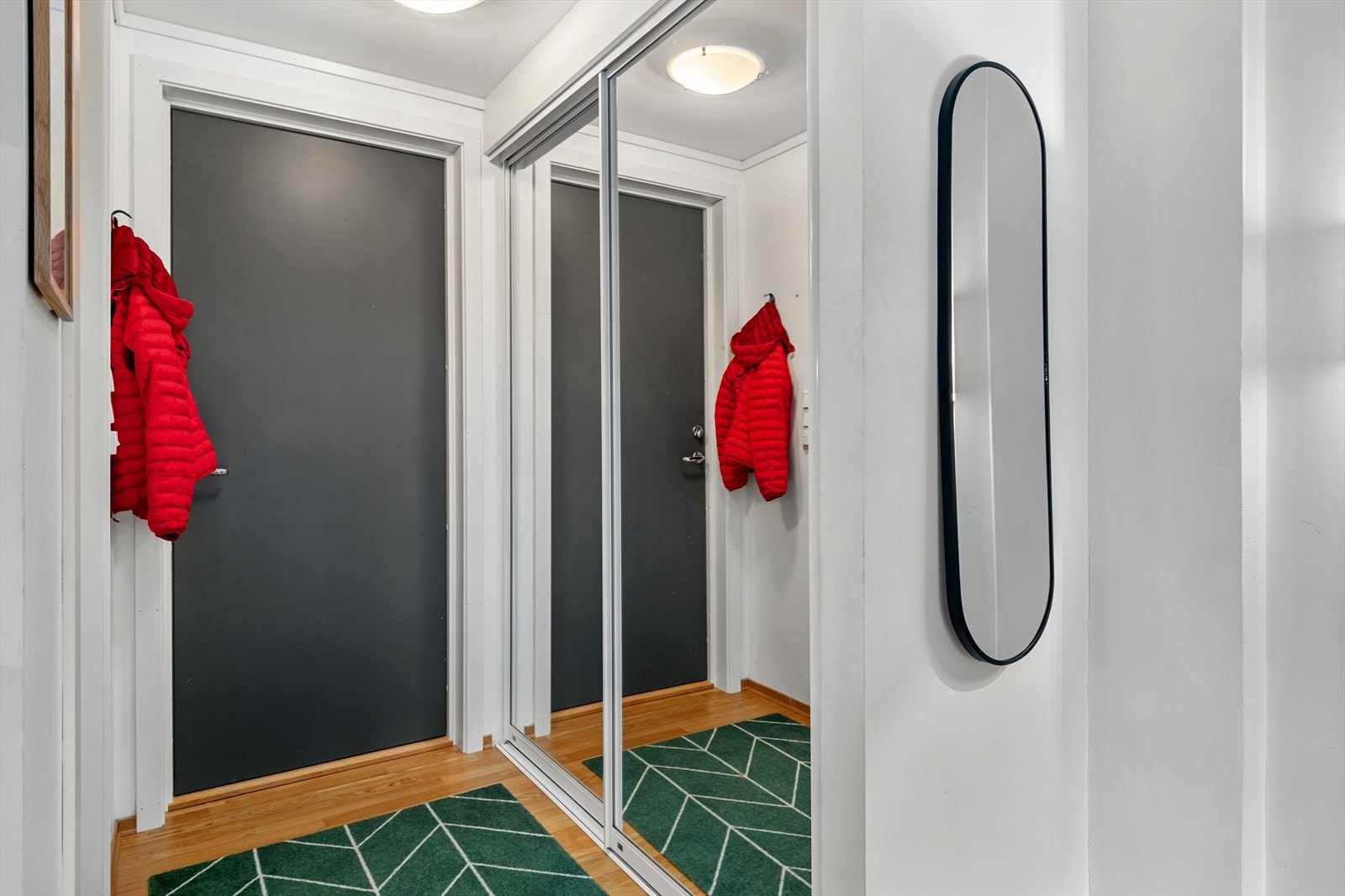 Ved inngangspartiet har leilegheita ei romsleg og praktisk skyvedørsgarderobe med spegel. Galleribilde