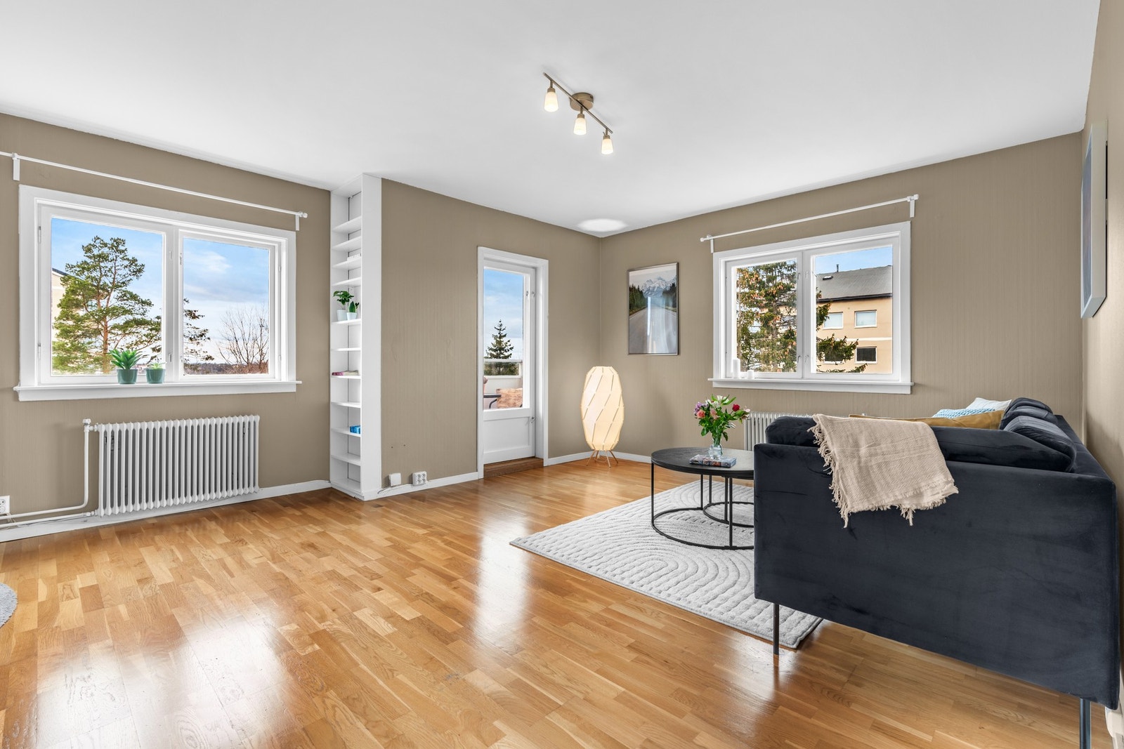 Fra stuen er det utgang til balkong på 3kvm Galleribilde