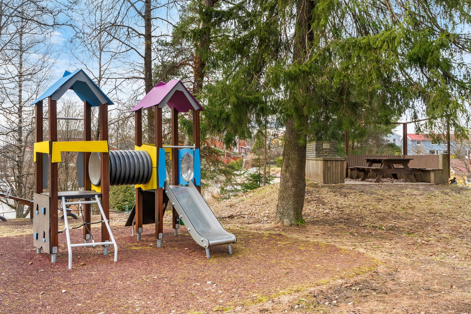 Fellesarealene rundt blokkene er pent opparbeidet med beplantning, sittebenker, lekeplass og p-plasser Galleribilde