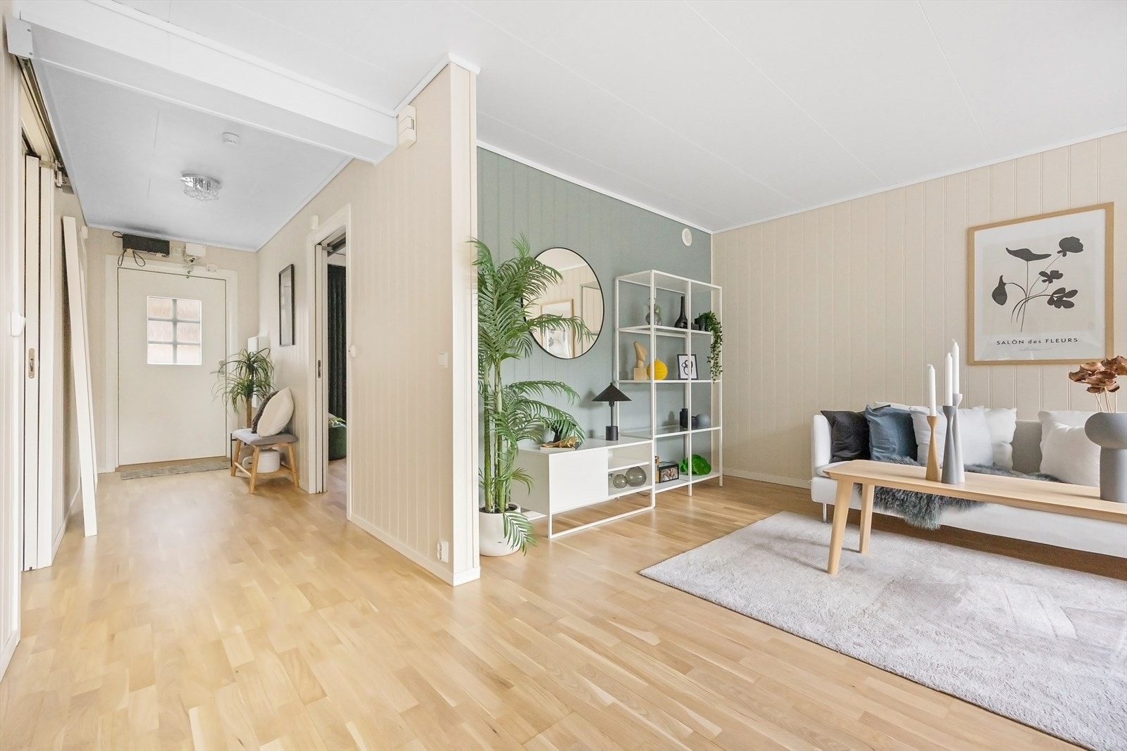 Leiligheten har gjennomgående 3-stavs parkett på gulv, MDF-panelplater på vegger og takplater i himling Galleribilde