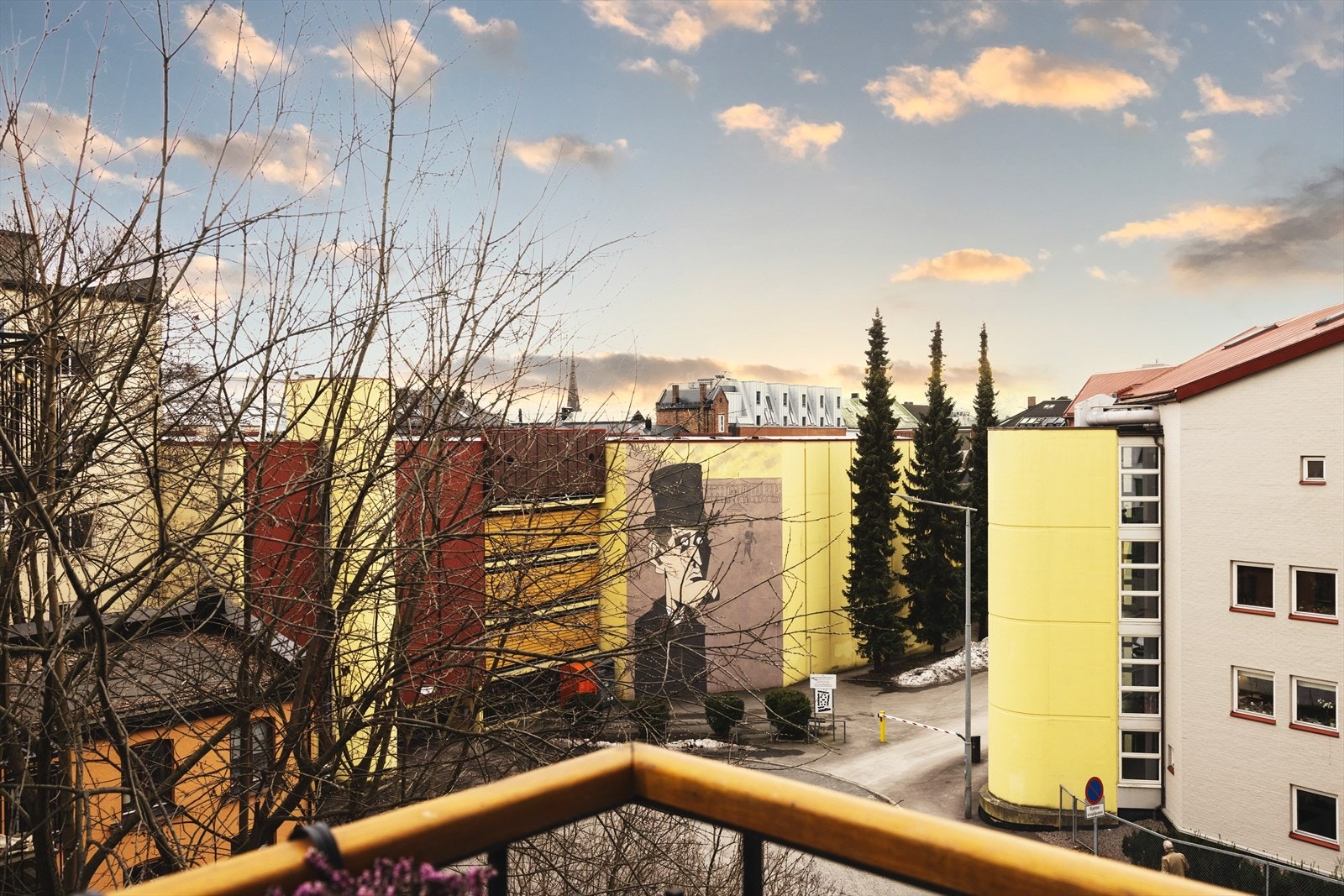 - Balkongen vender mot rolige omgivelser og har sol fra ca. 9-19 midtsommers - Galleribilde