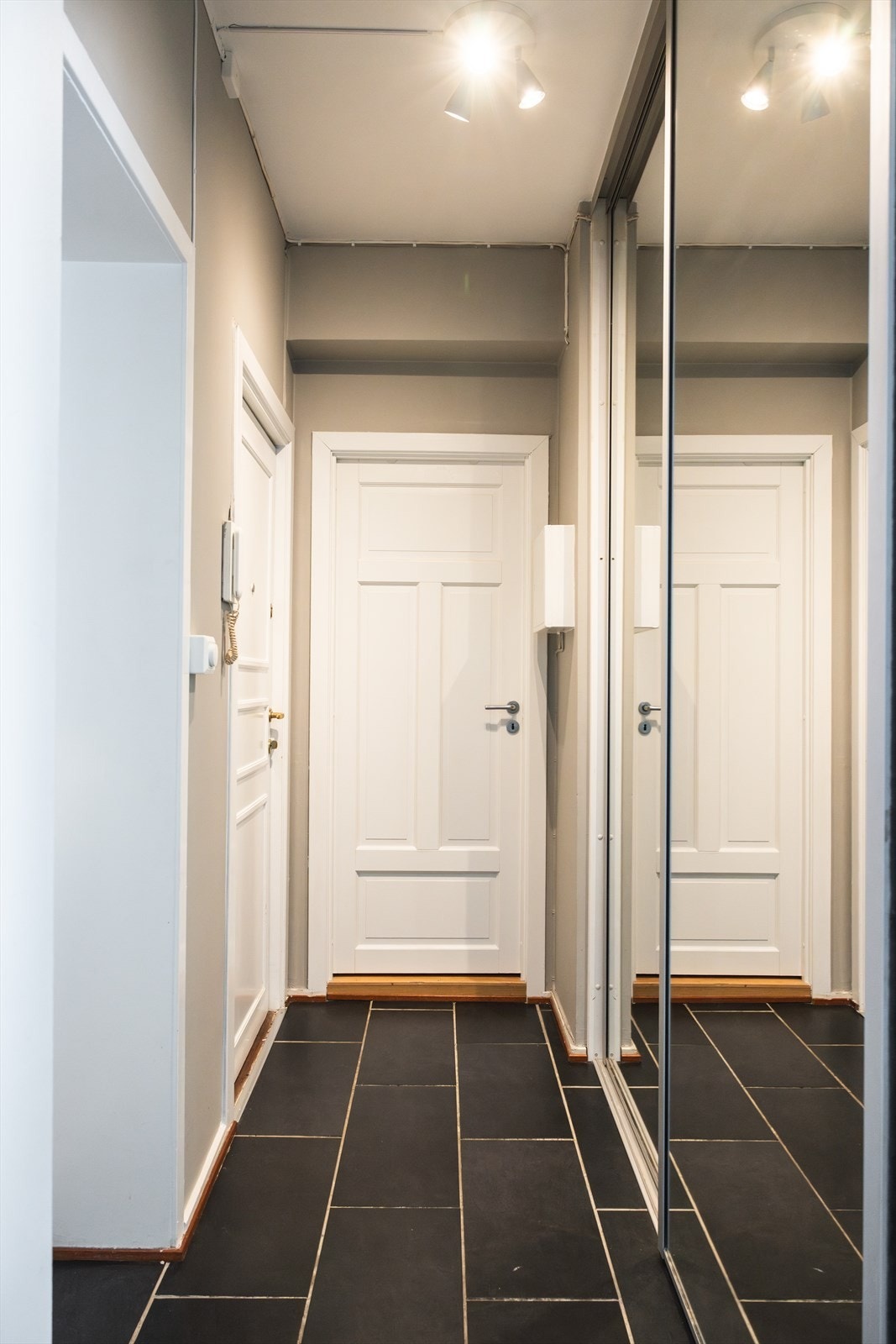 - Velkommen inn! En lys og innbydende entré som gir et godt førsteinntrykk av leiligheten - Galleribilde